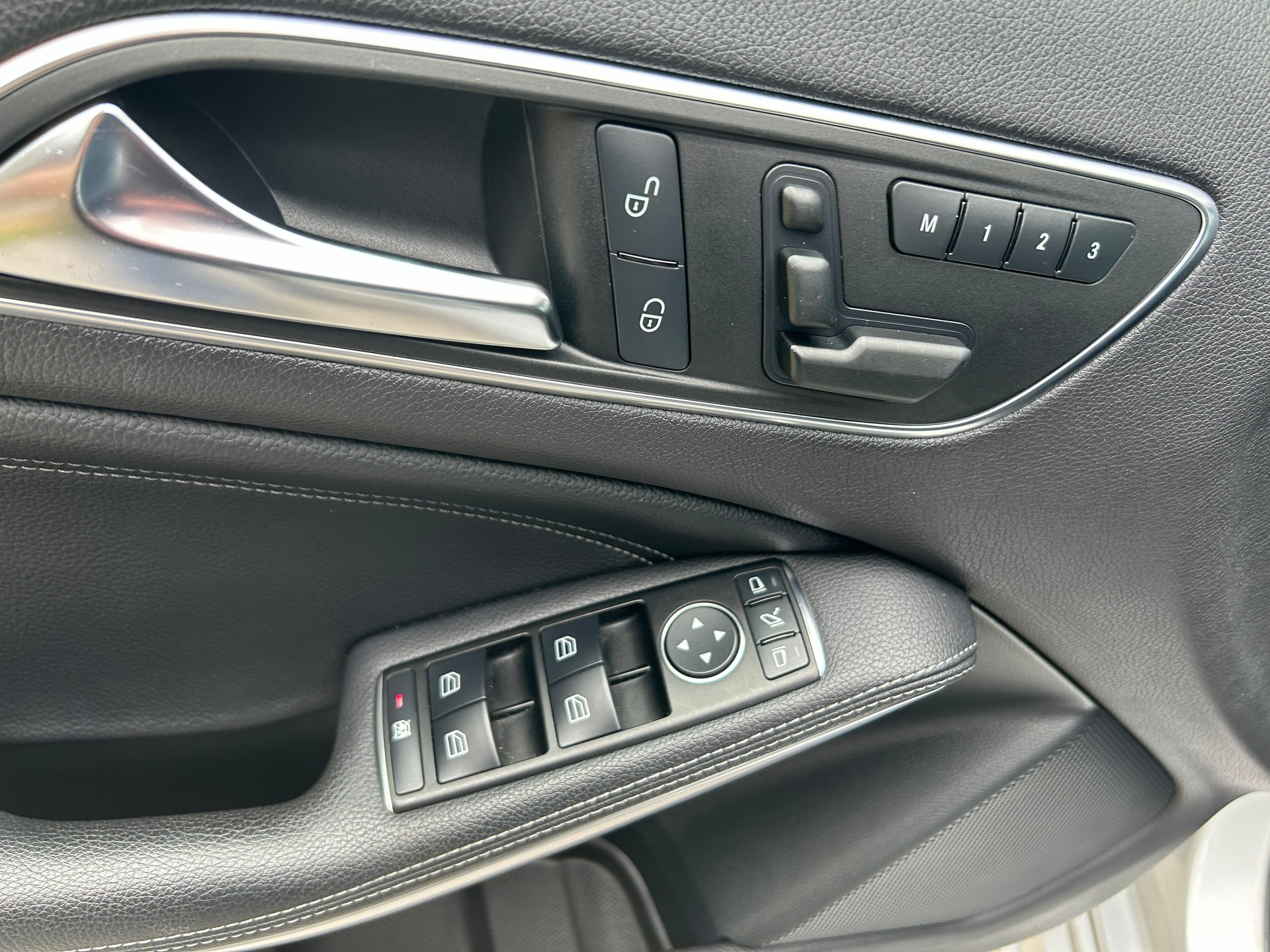 MERCEDES-BENZ A 250 AMG Line-image-9