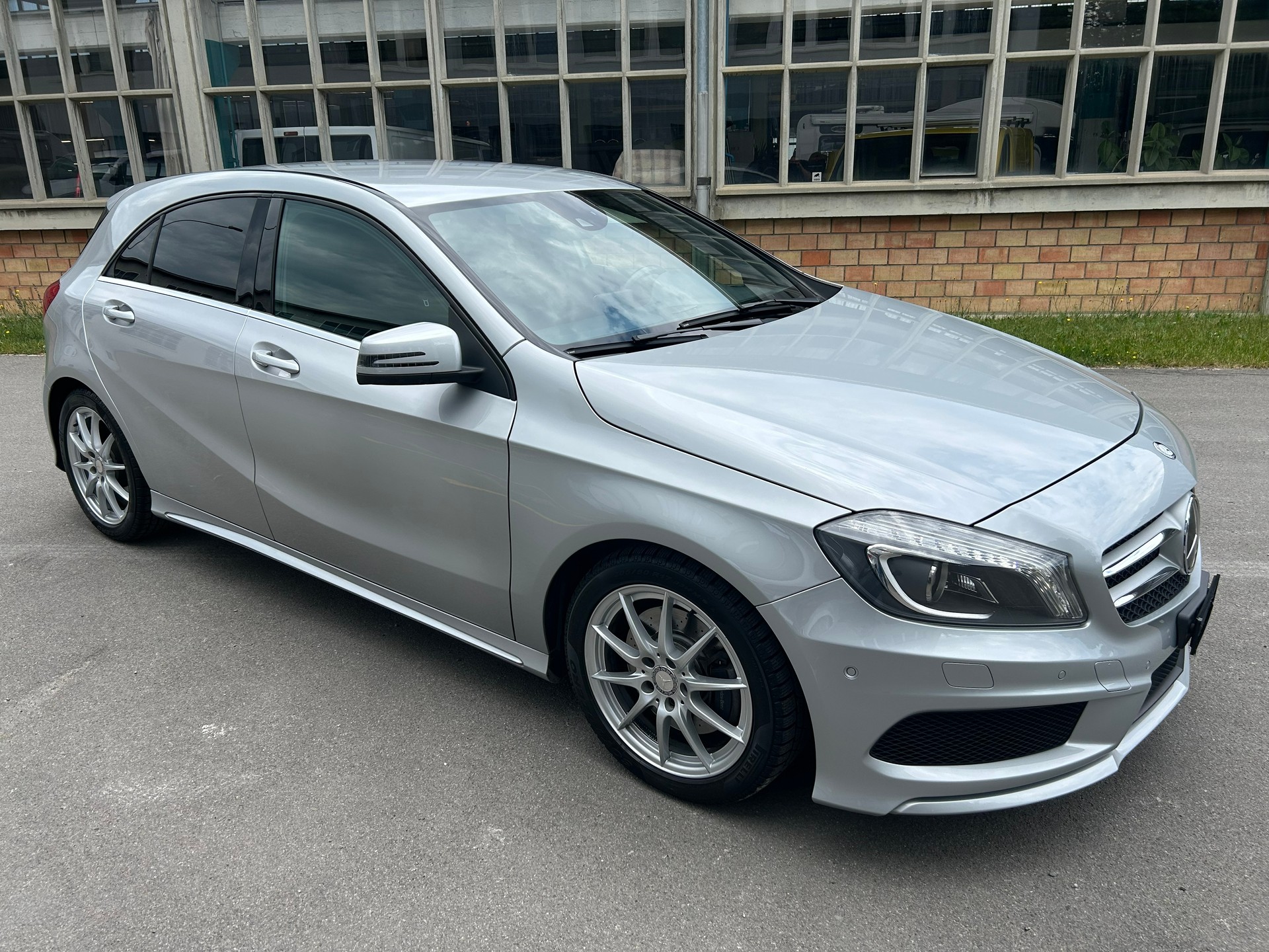 MERCEDES-BENZ A 250 AMG Line-image-4