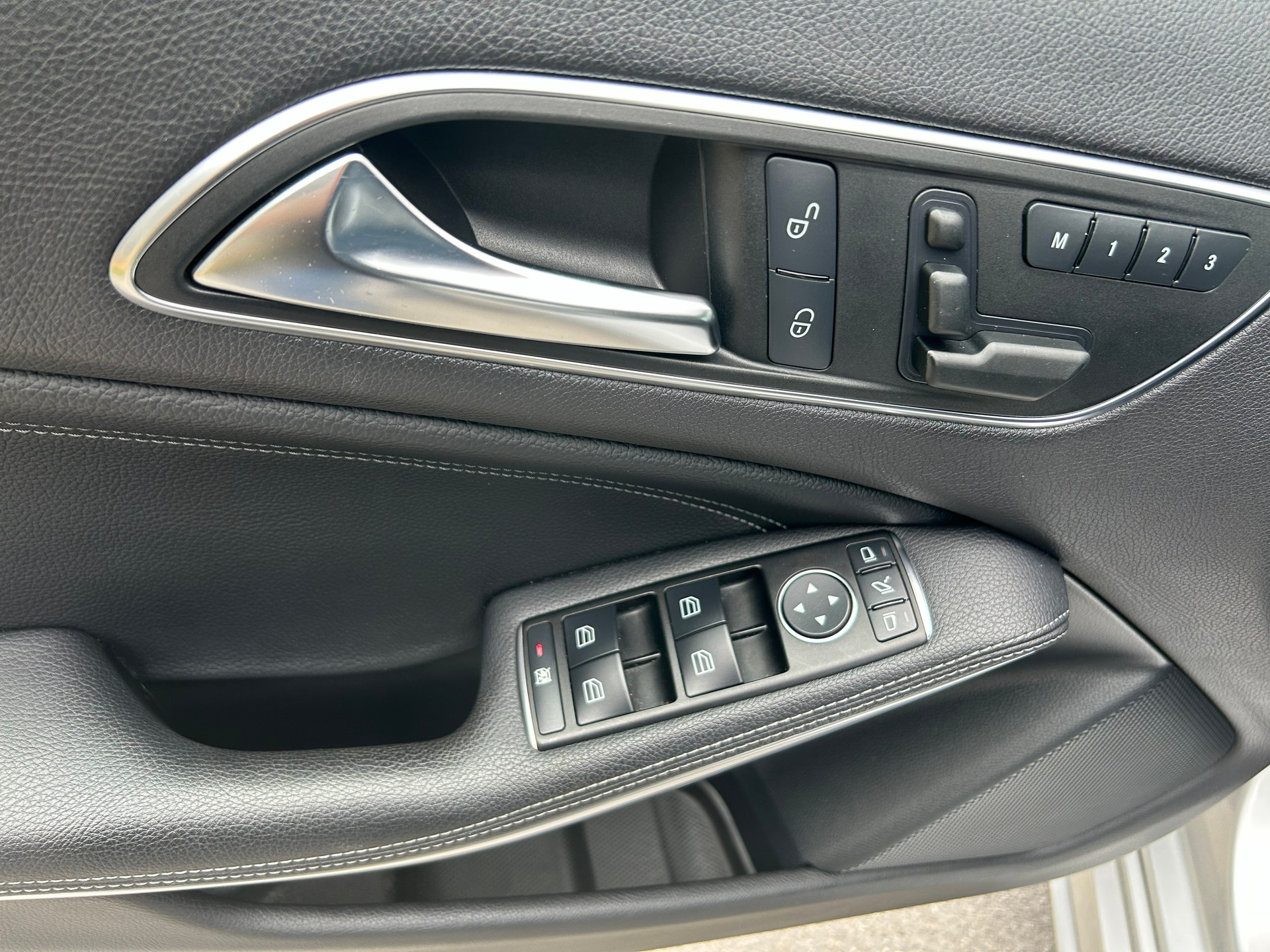 MERCEDES-BENZ A 250 AMG Line-image-10