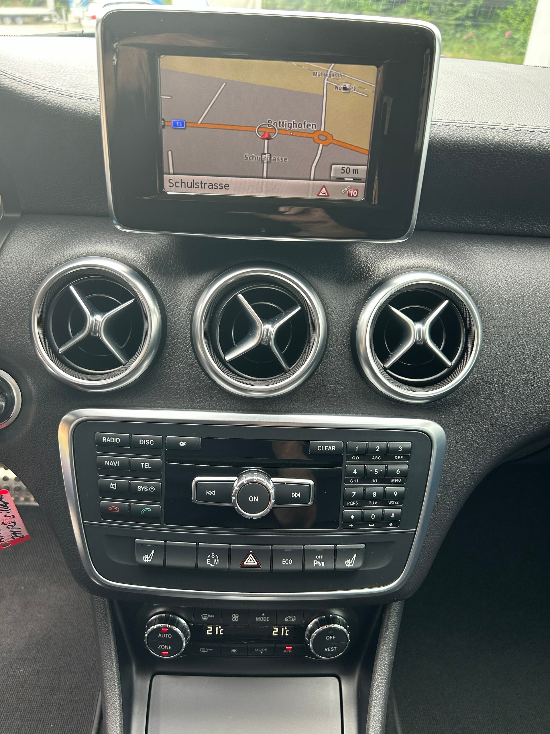 MERCEDES-BENZ A 250 AMG Line-image-12