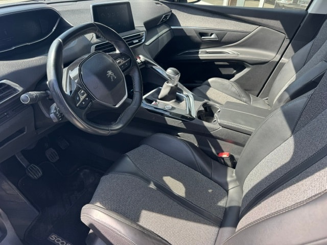 PEUGEOT 5008 1.2 Pure Tech Allure-image-4