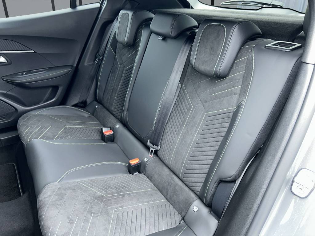 PEUGEOT 2008 1.2 145 MHEV GT-image-8
