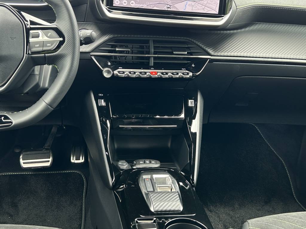 PEUGEOT 2008 1.2 145 MHEV GT-image-6