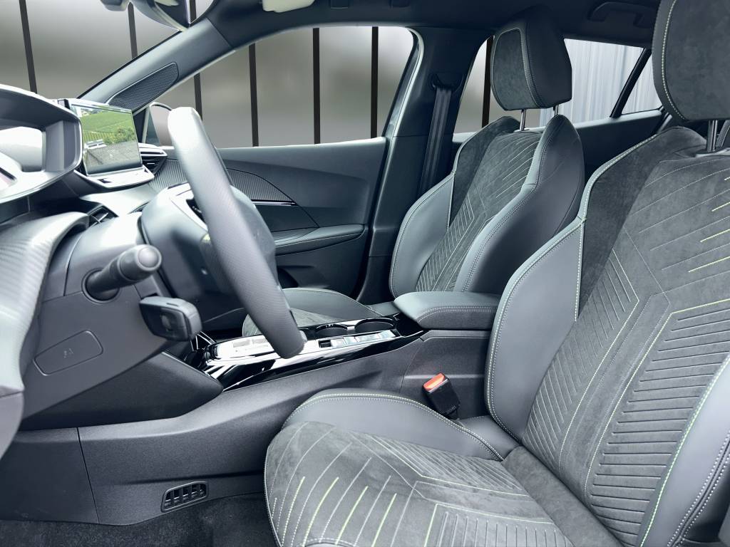 PEUGEOT 2008 1.2 145 MHEV GT-image-7