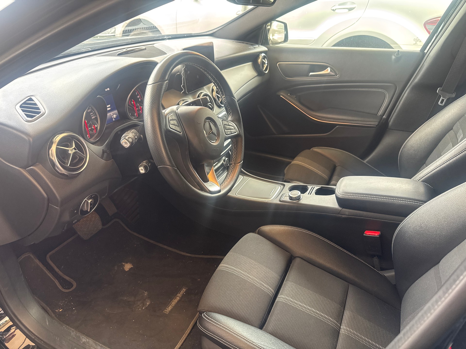 MERCEDES-BENZ GLA 200 Urban 7G-DCT-image-8