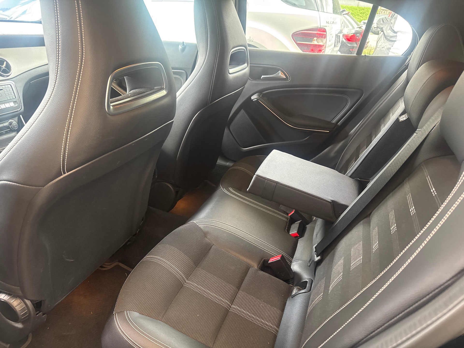 MERCEDES-BENZ GLA 200 Urban 7G-DCT-image-9