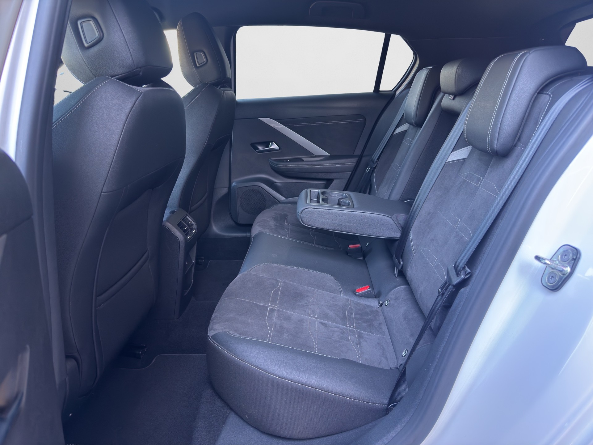OPEL Astra Sports Tourer 1.6 PHEV Turbo GS A-image-12