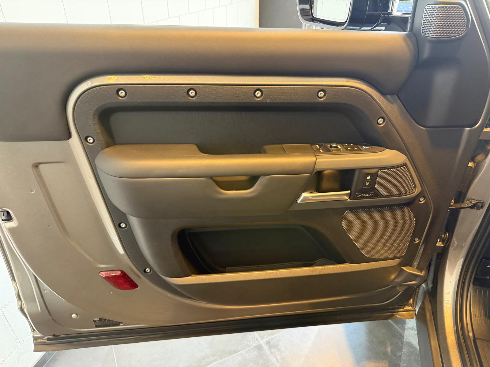 LAND ROVER Defender90 I6 300 X-D HSE-image-9
