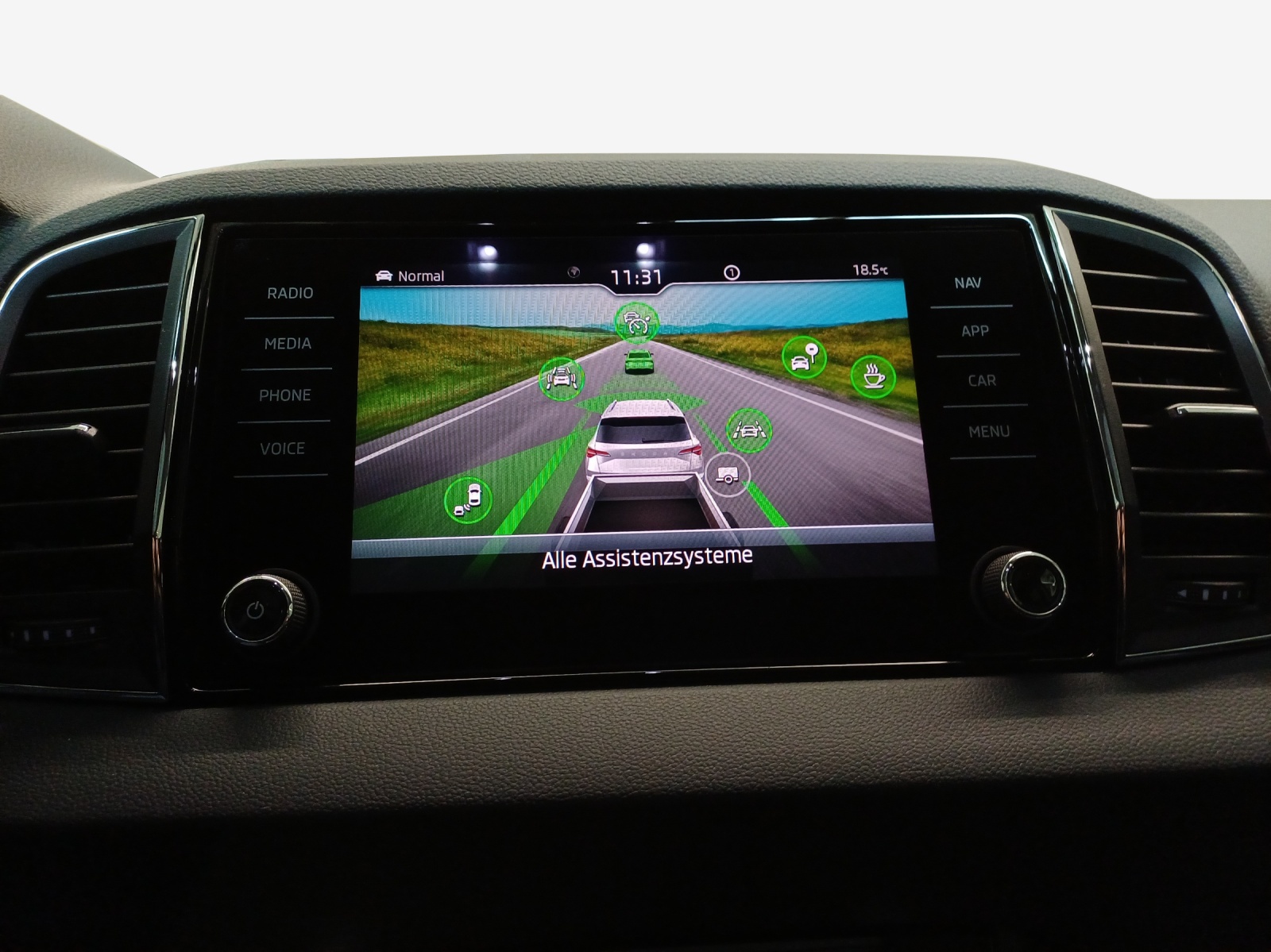 SKODA Karoq 1.5 TSI Dynamic DSG-image-13