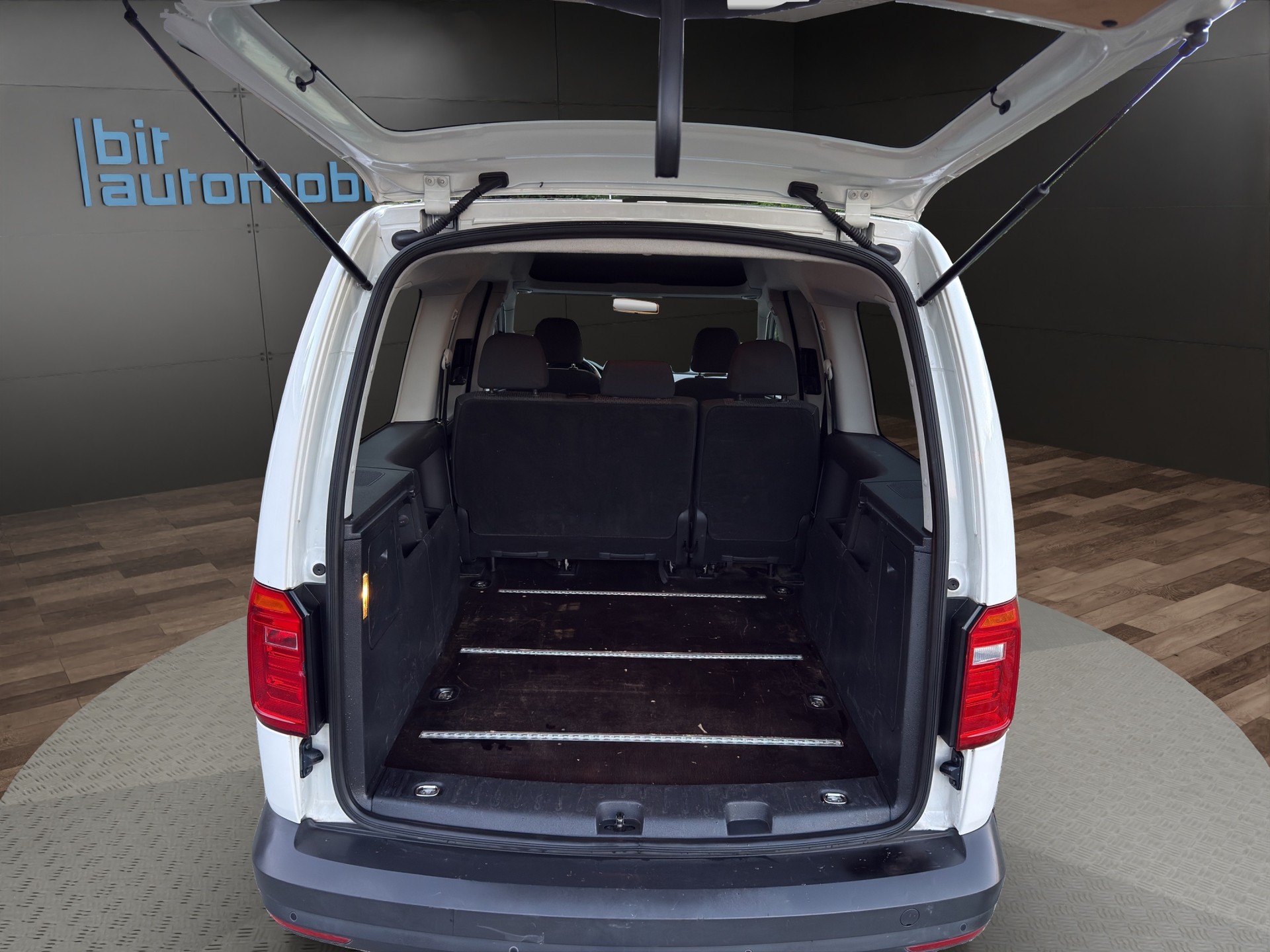 VW Caddy Maxi 2.0TDI BlueMotion Technology DSG-image-6