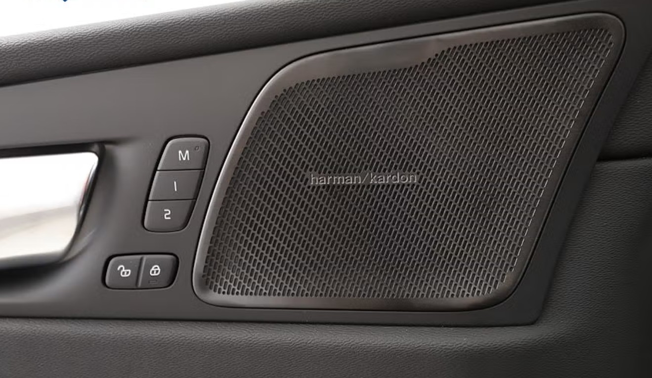 VOLVO XC60 T6 eAWD PluginHybrid Plus Dark Geartronic-image-12