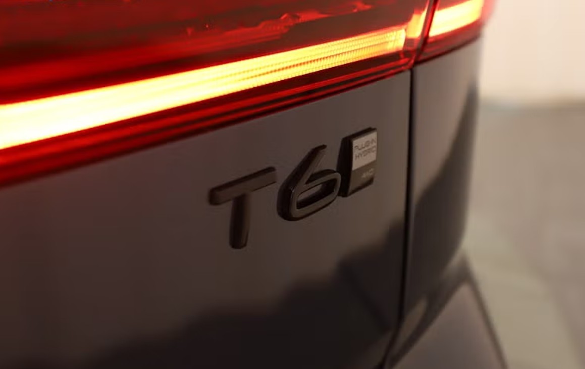 VOLVO XC60 T6 eAWD PluginHybrid Plus Dark Geartronic-image-19