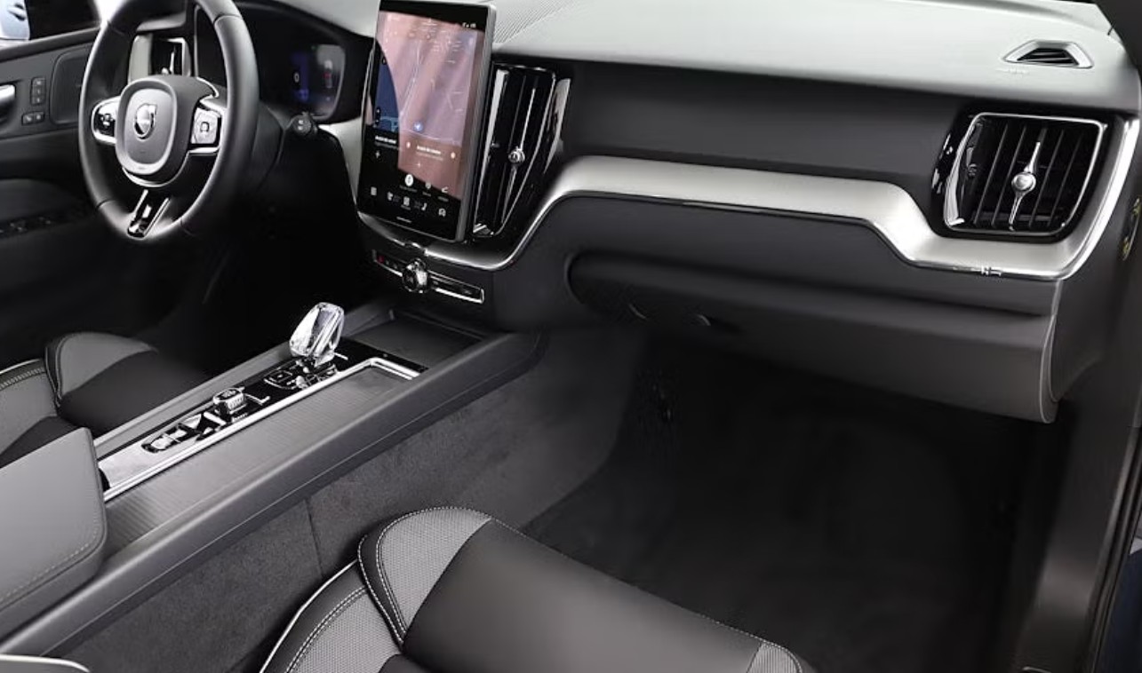 VOLVO XC60 T6 eAWD PluginHybrid Plus Dark Geartronic-image-6