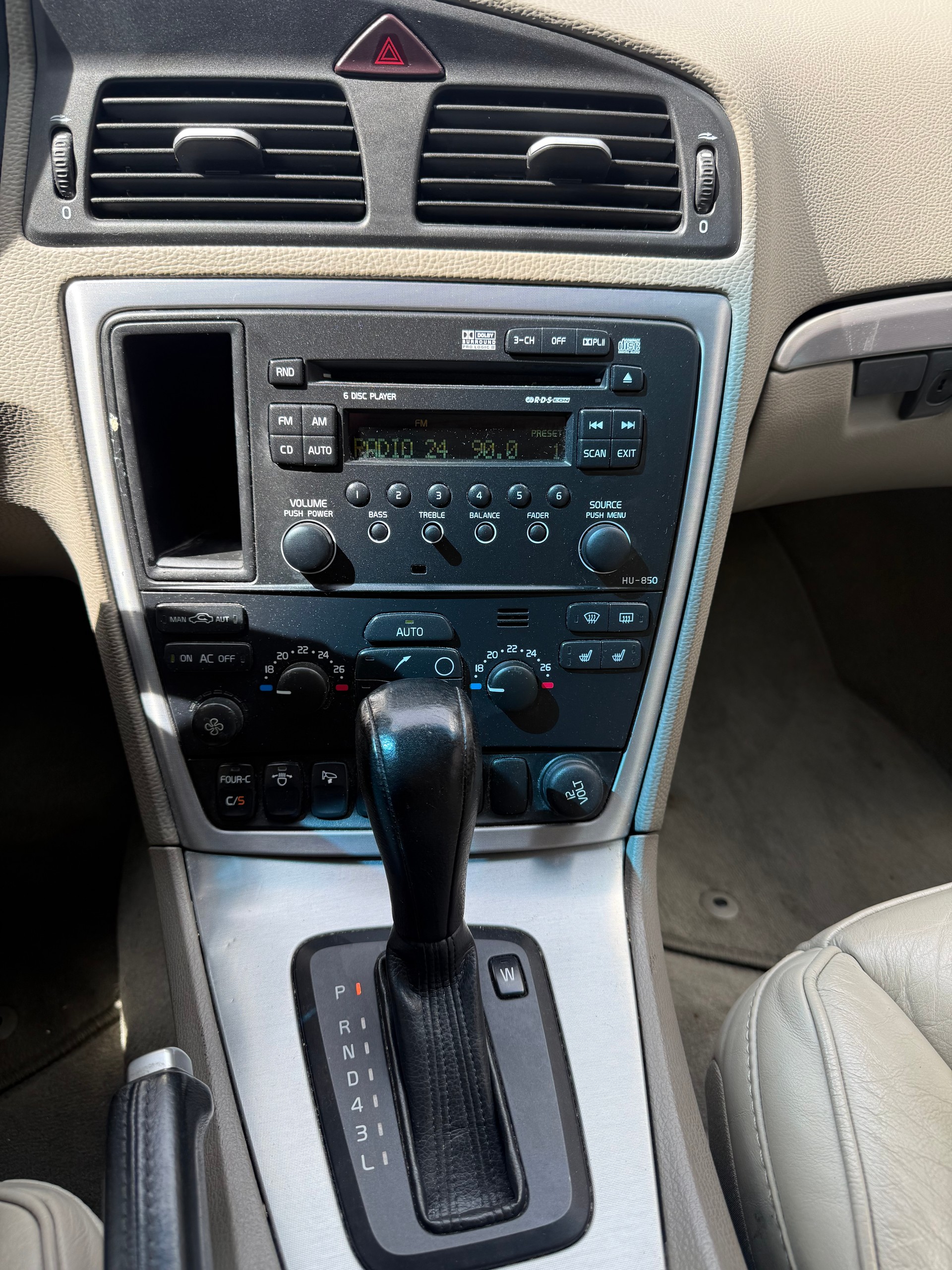 VOLVO V70 2.4 Momentum-image-11