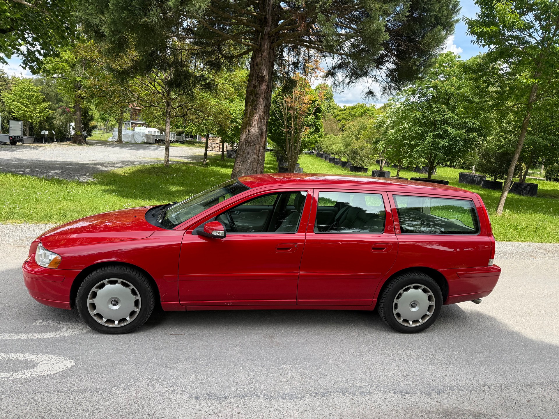 VOLVO V70 2.4 Momentum-image-1