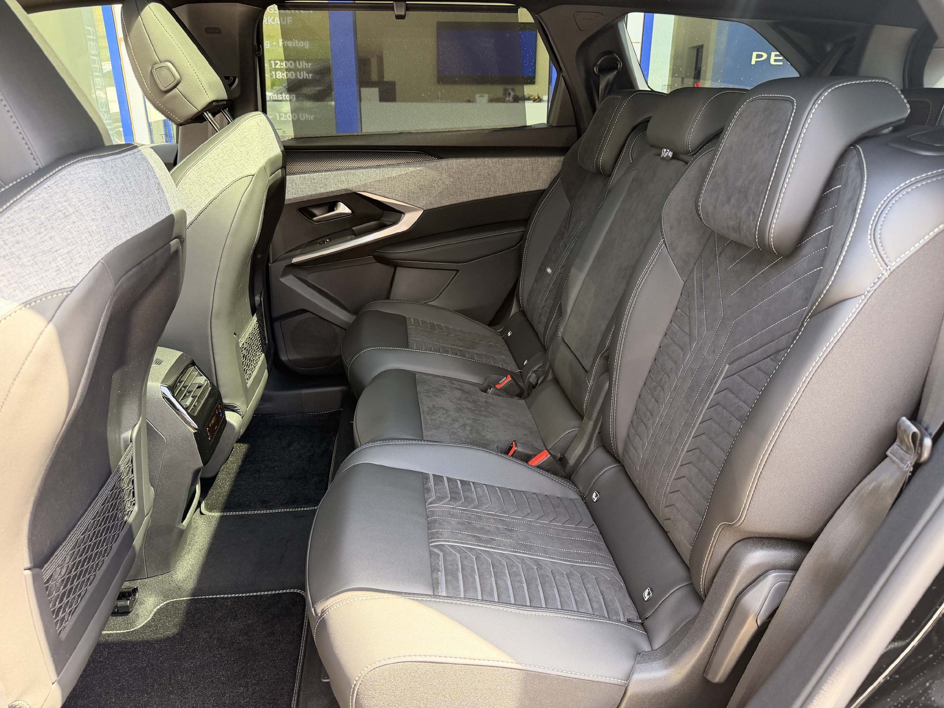 PEUGEOT 5008 e-GT Exclusive AWD *8 Jahre Garantie* 0.9% Leasing-image-8
