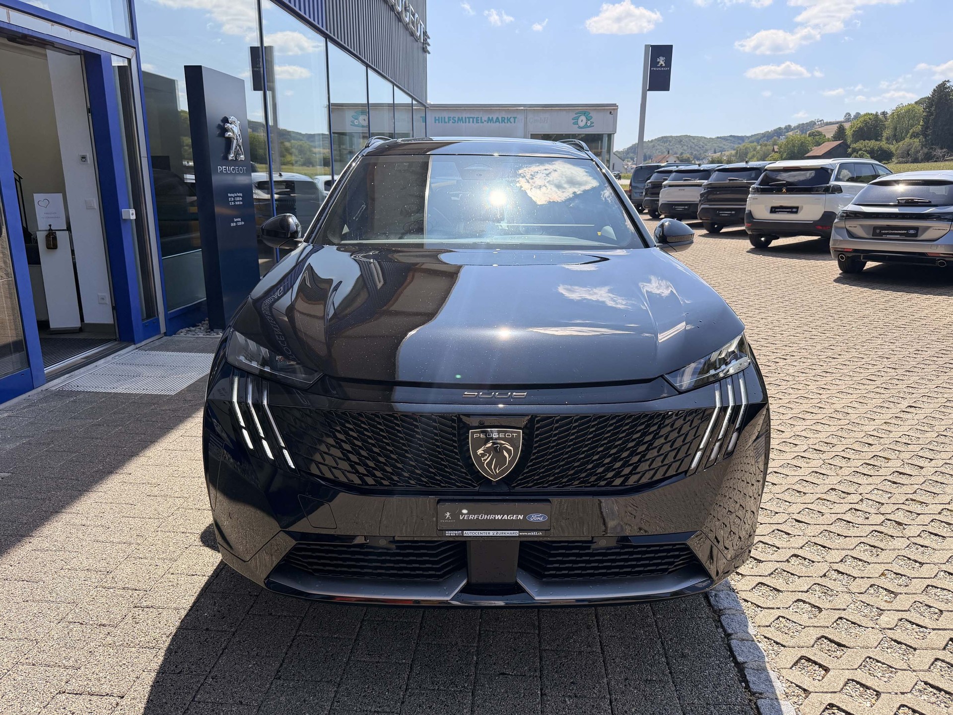 PEUGEOT 5008 e-GT Exclusive AWD 0.9% Leasing-showroom-element-3