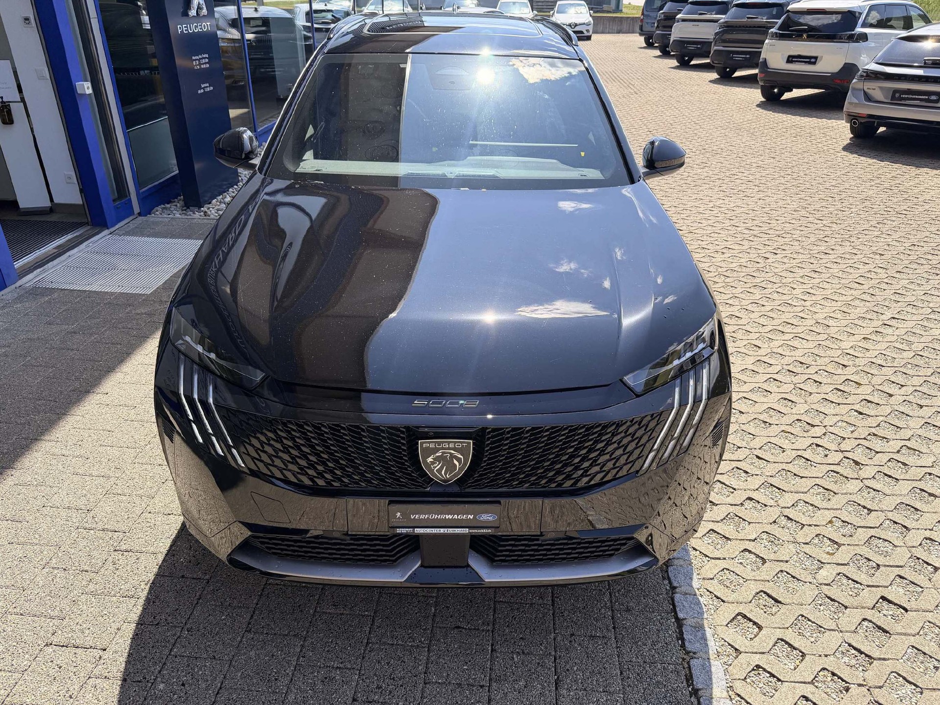 PEUGEOT 5008 e-GT Exclusive AWD 0.9% Leasing-showroom-element-2