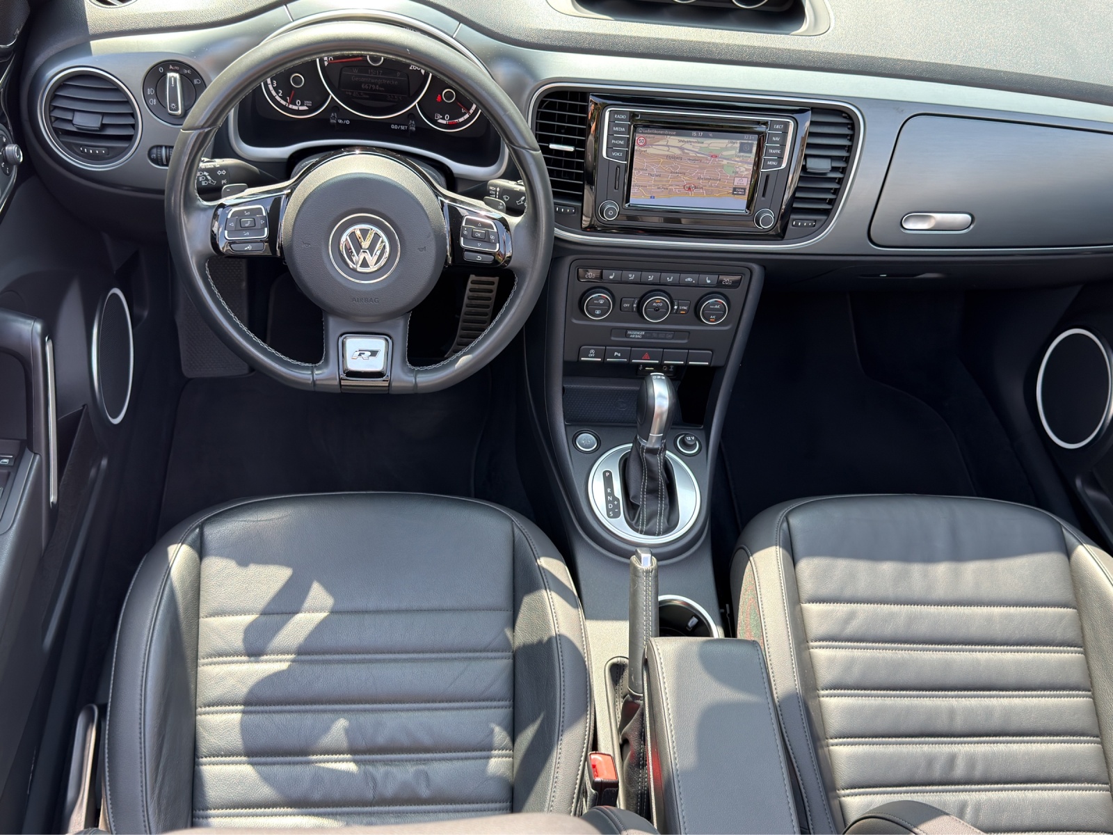 VW Beetle Cabrio 2.0 TSI BMT Sport DSG-image-12