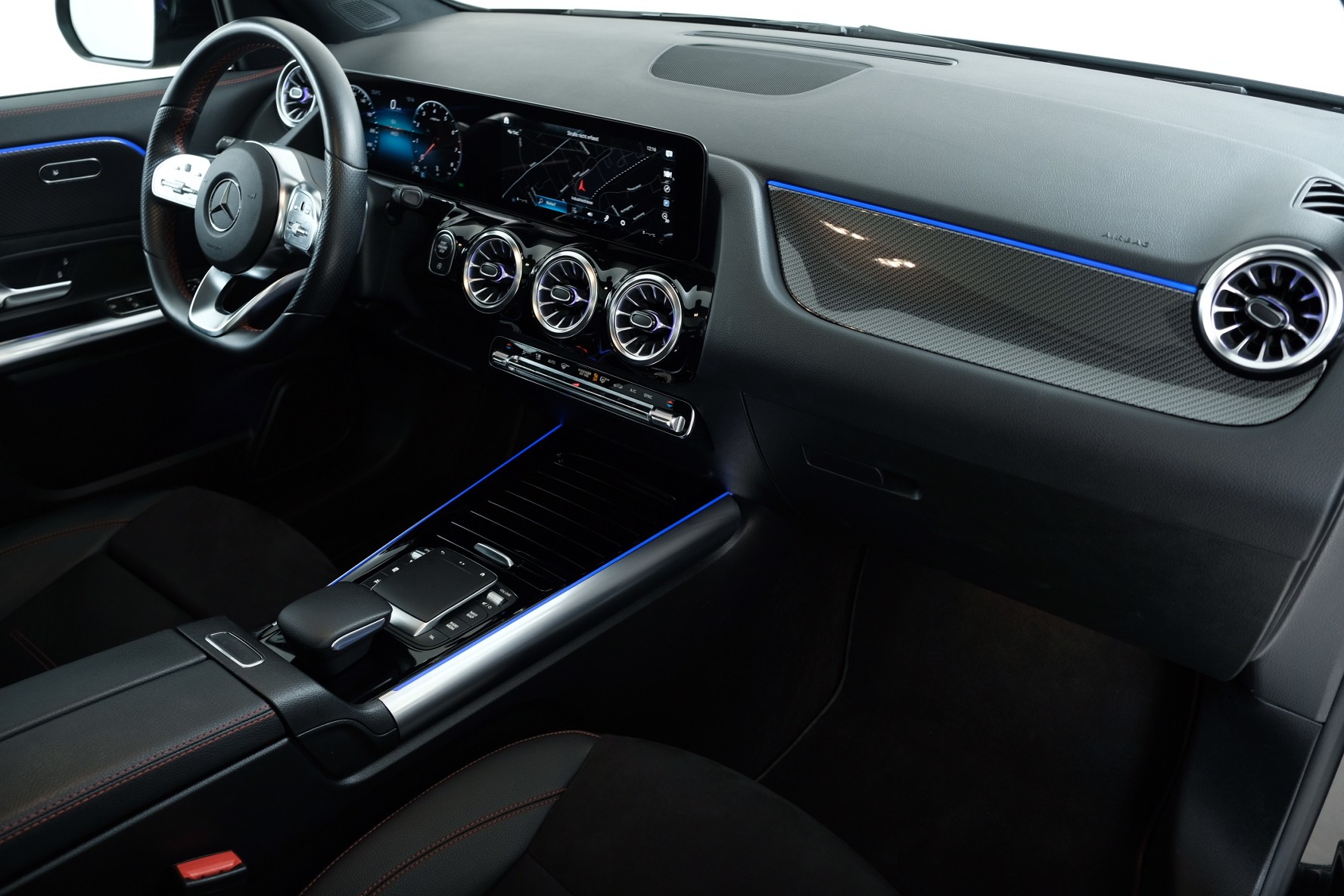 MERCEDES-BENZ GLA 250 4Matic AMG Line 8G-DCT-image-4