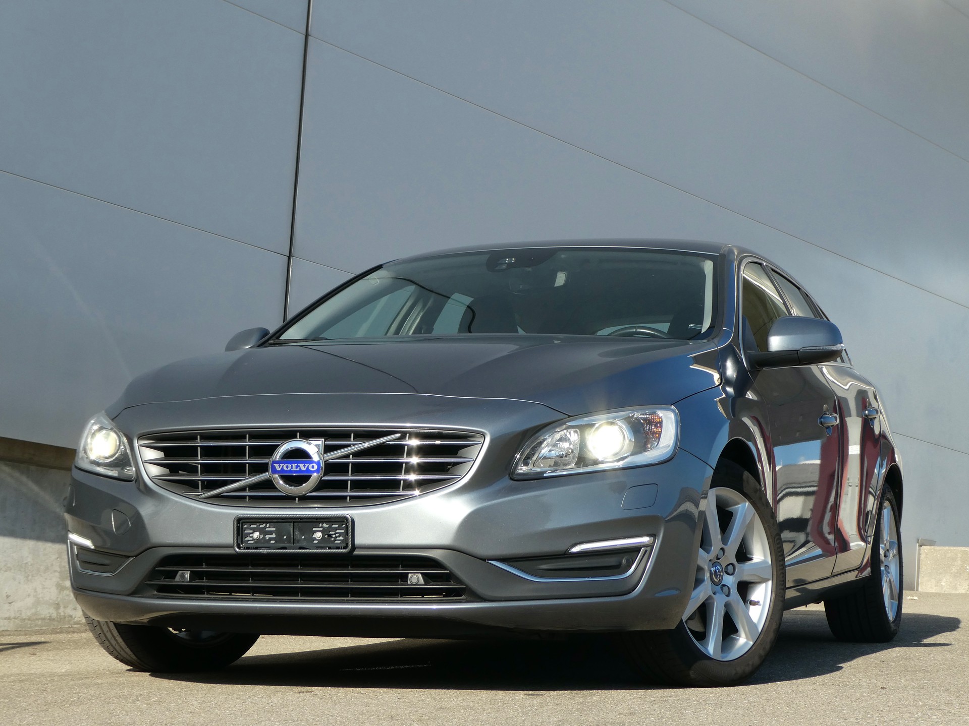 VOLVO V60 D4 AWD Momentum Geartronic-image-1