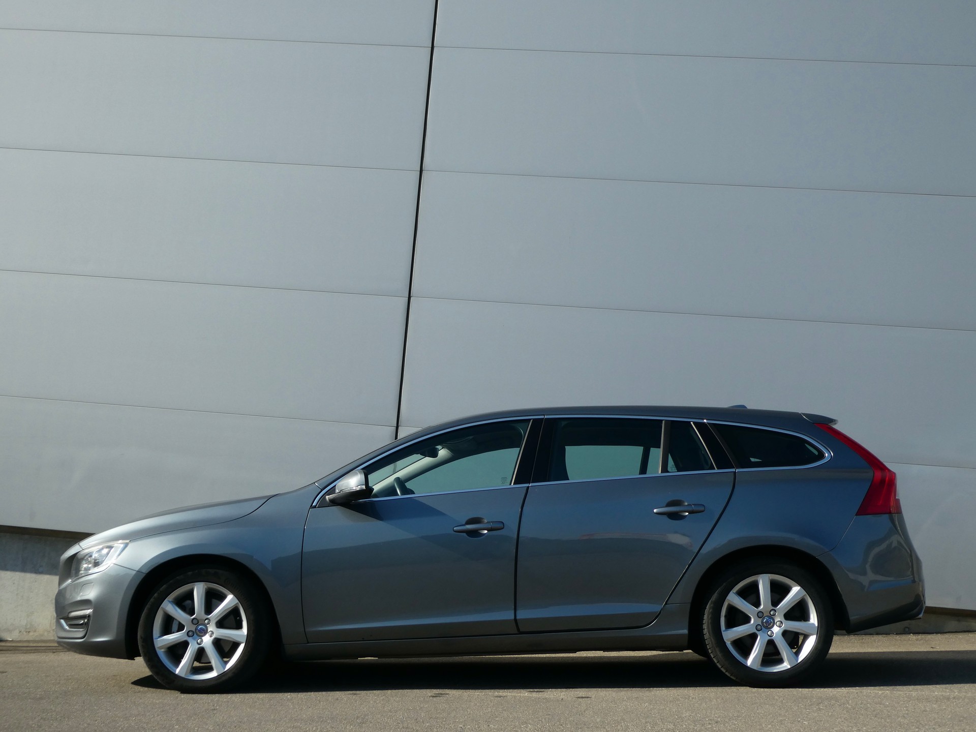 VOLVO V60 D4 AWD Momentum Geartronic-image-3
