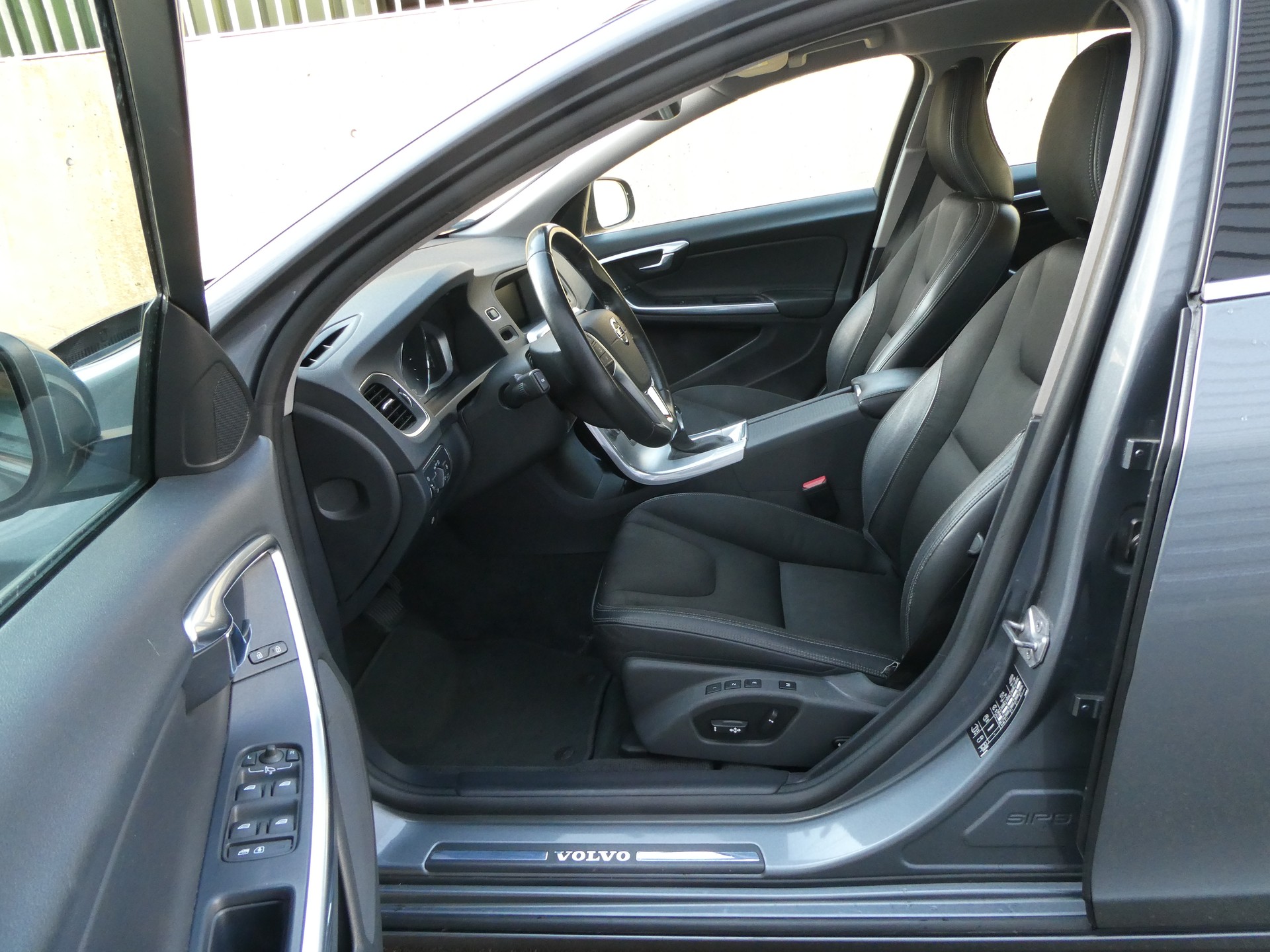 VOLVO V60 D4 AWD Momentum Geartronic-image-8