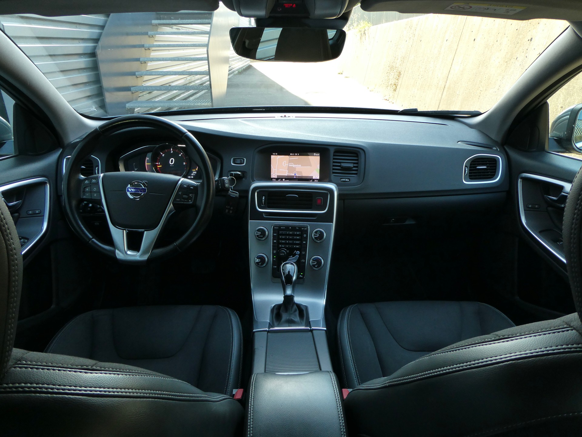 VOLVO V60 D4 AWD Momentum Geartronic-image-11