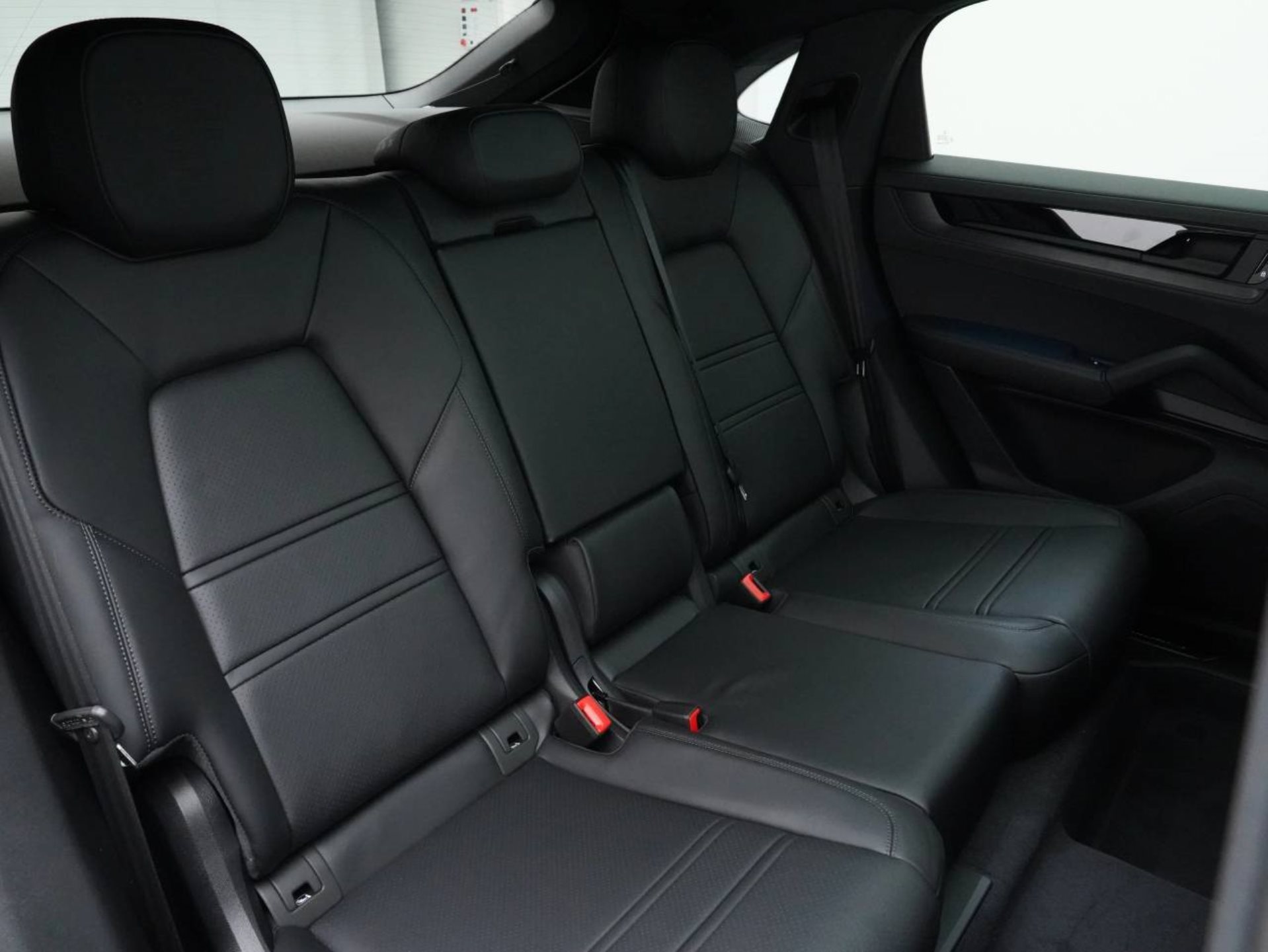 PORSCHE Cayenne E-Hybrid Coupé Black Edition-image-31
