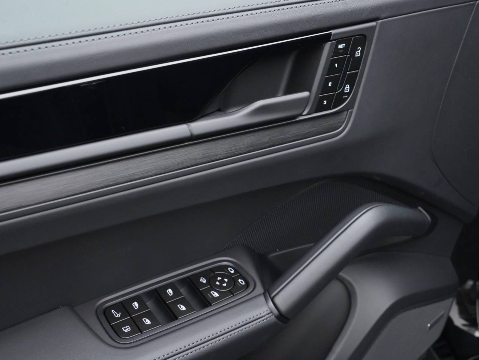 PORSCHE Cayenne E-Hybrid Coupé Black Edition-image-22