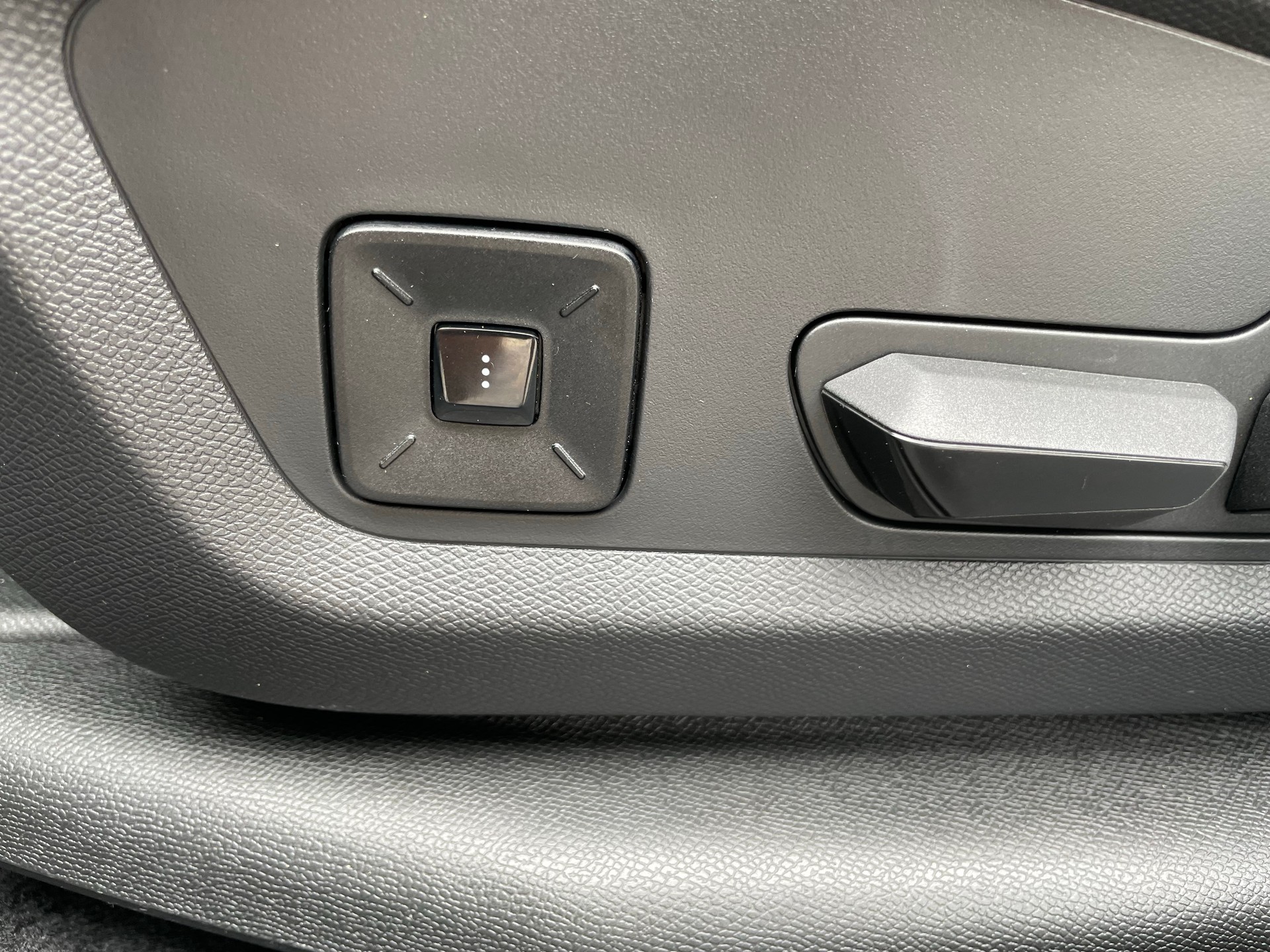 OPEL Grandland Elektro 73kWh Ultimate 4WD-image-5