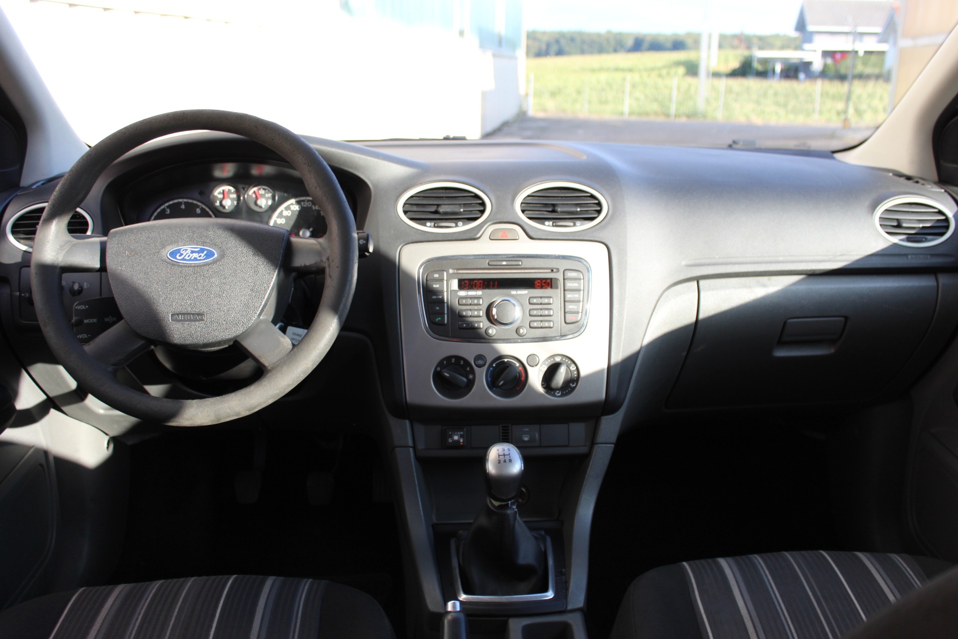 FORD Focus 1.6i Ambiente-image-15