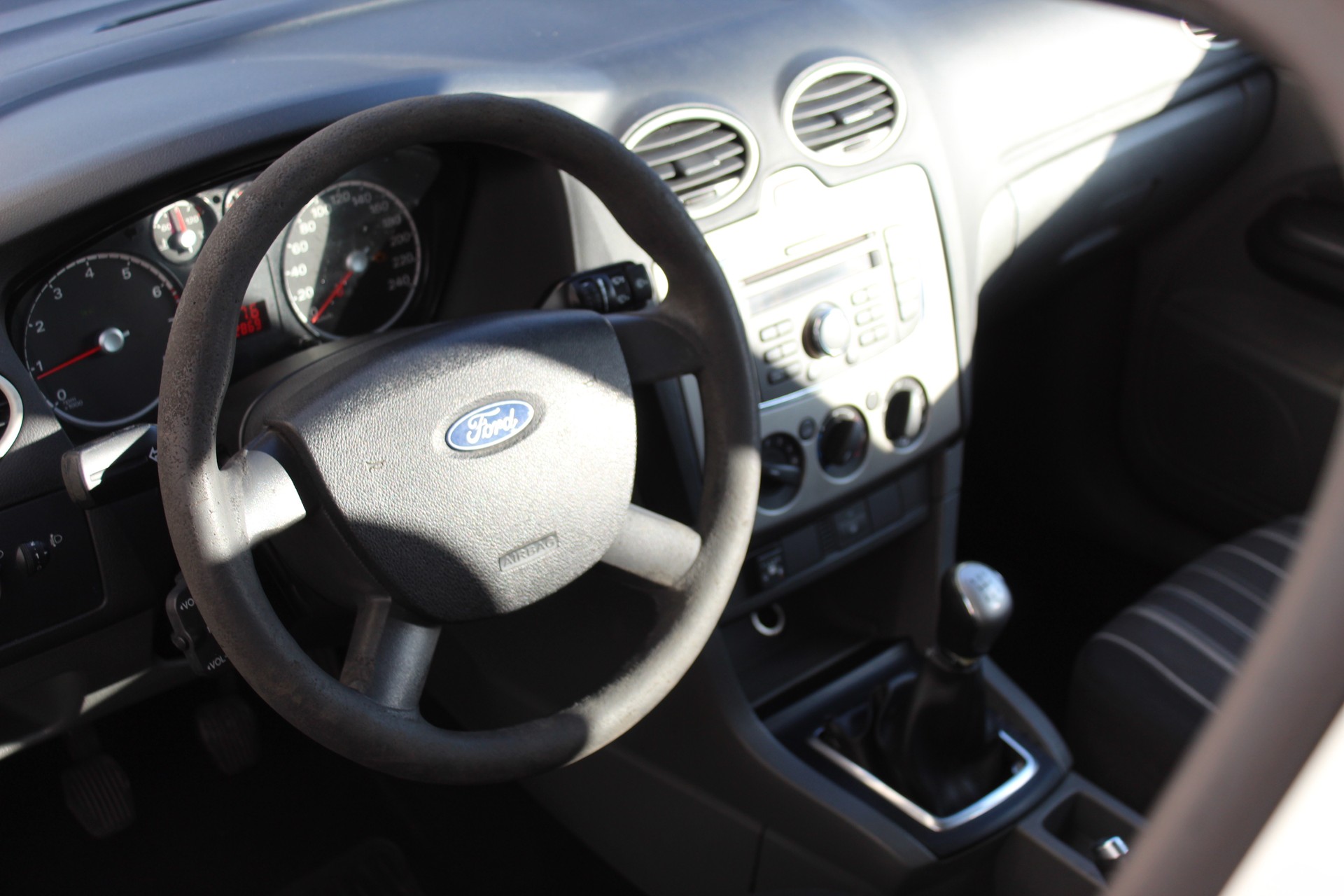 FORD Focus 1.6i Ambiente-image-14