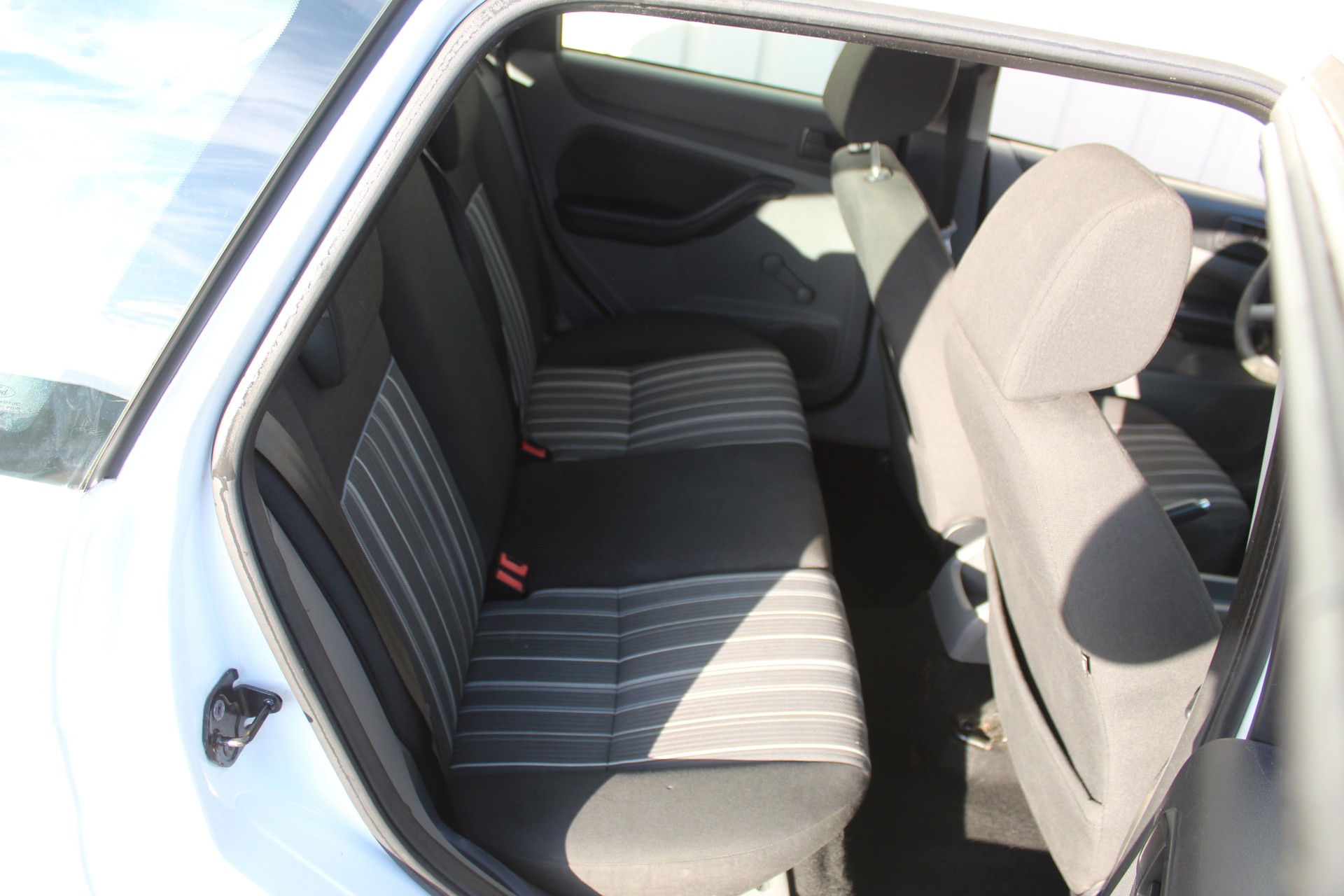 FORD Focus 1.6i Ambiente-image-13