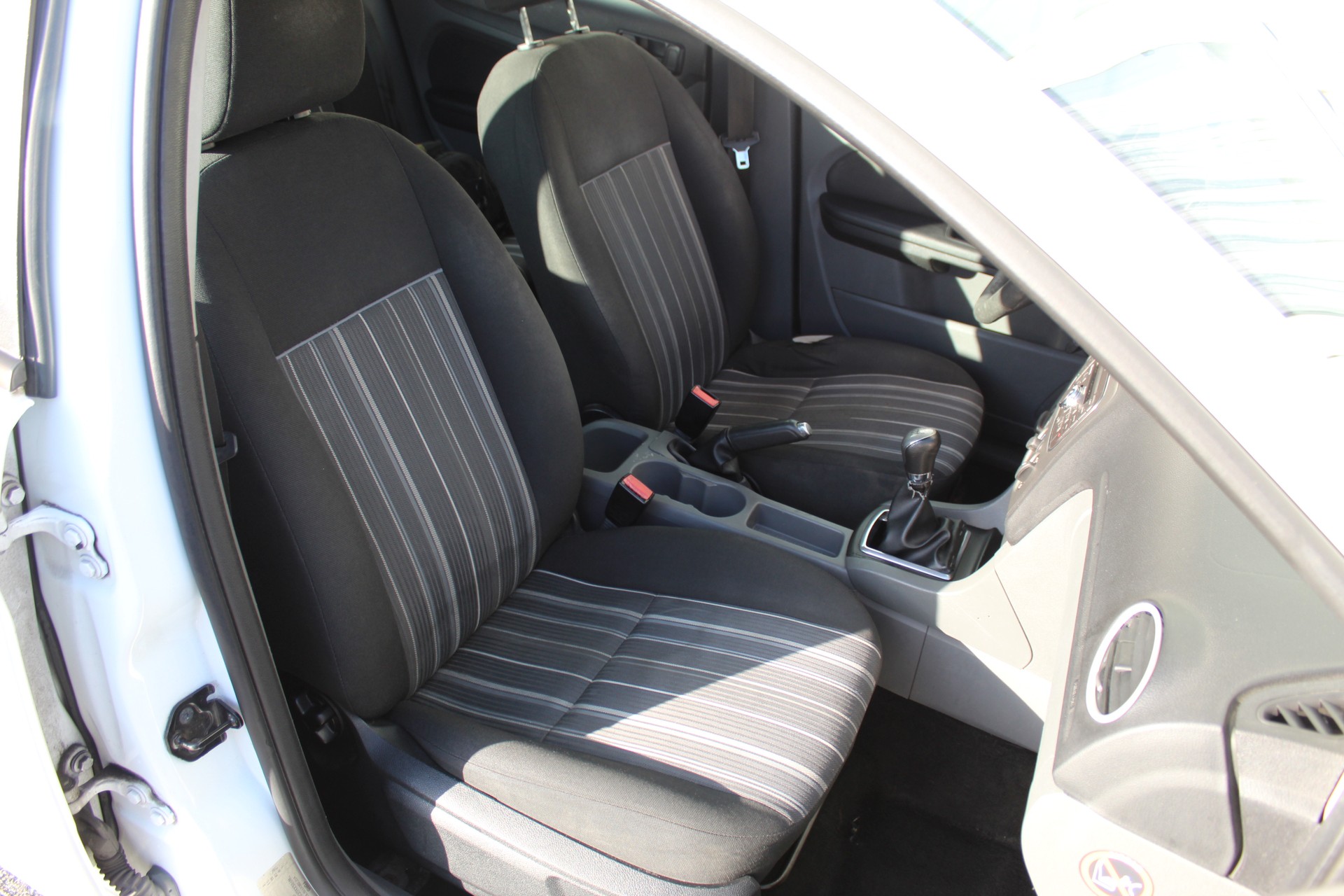FORD Focus 1.6i Ambiente-image-12