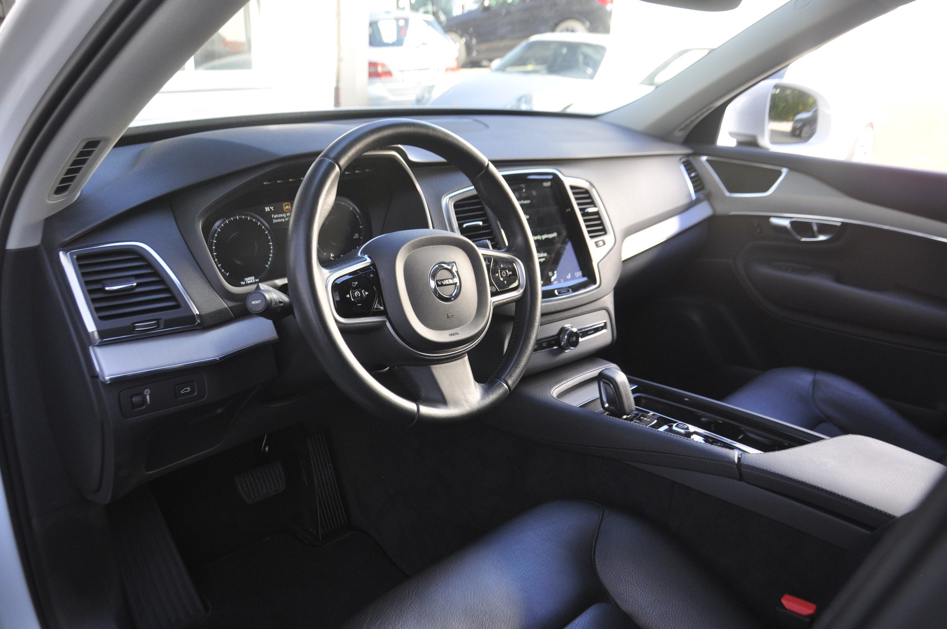 VOLVO XC90 B5 Diesel Mild Hybrid AWD Momentum Geartronic-image-5