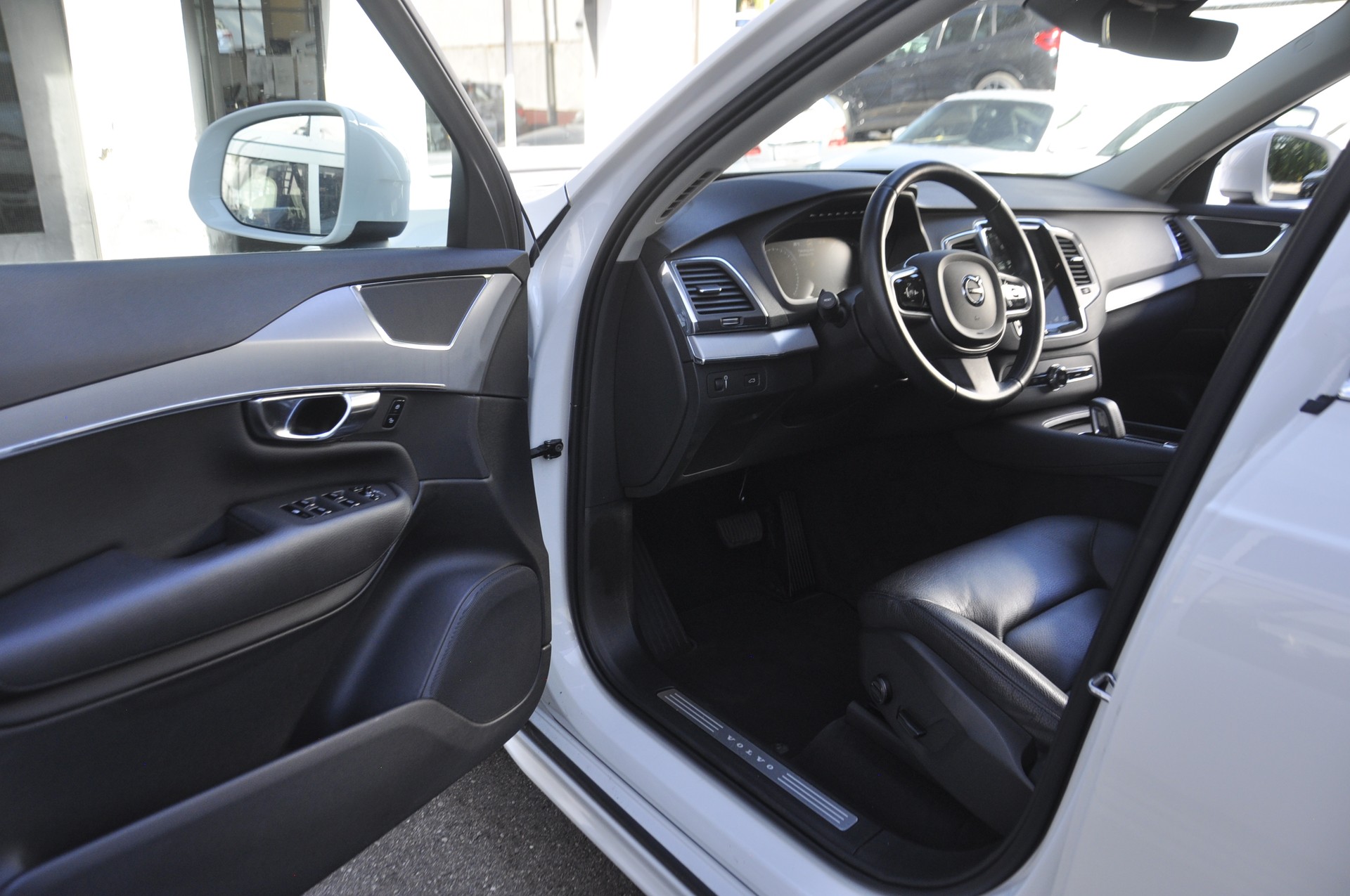 VOLVO XC90 B5 Diesel Mild Hybrid AWD Momentum Geartronic-image-3