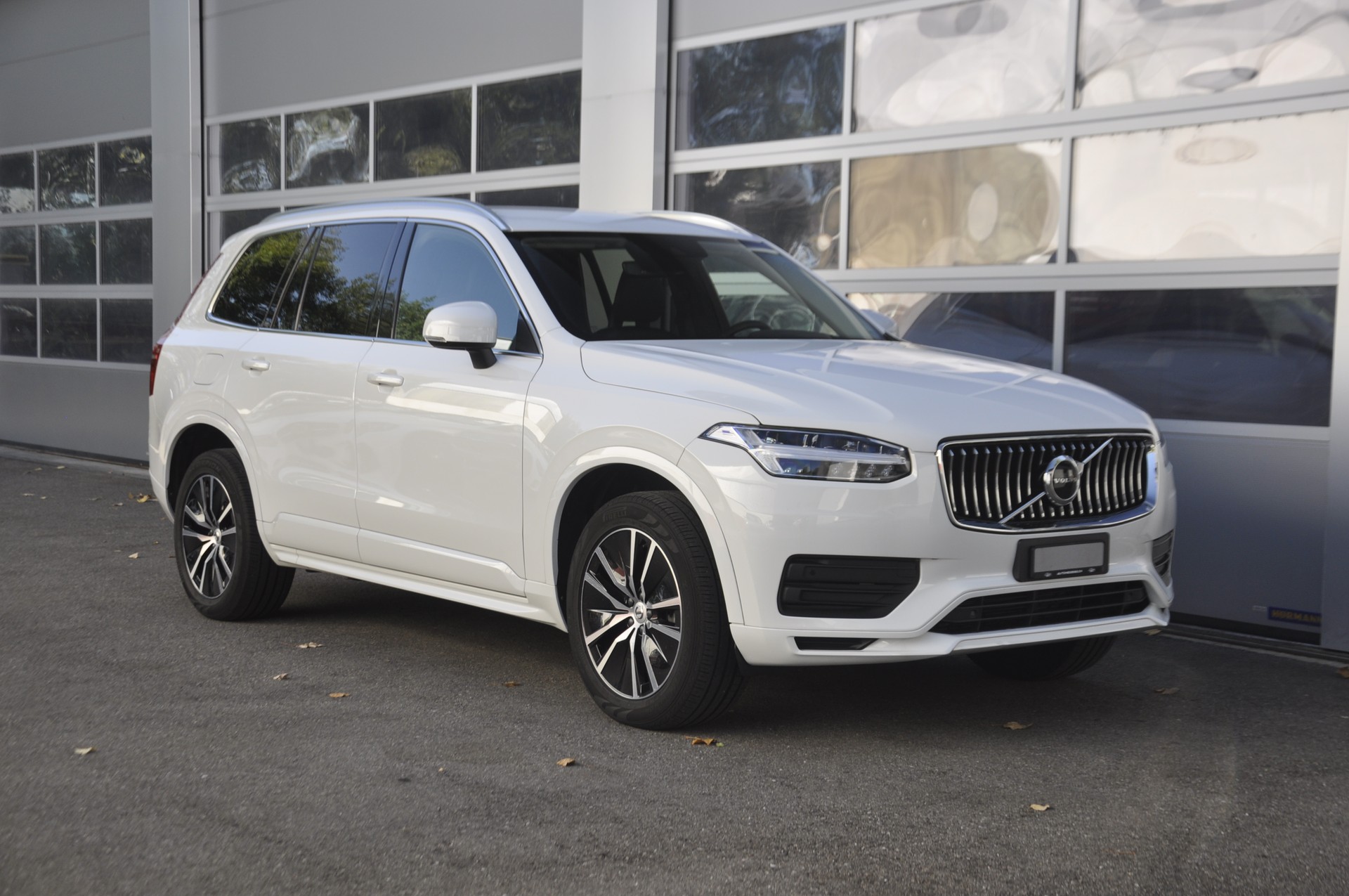 VOLVO XC90 B5 Diesel Mild Hybrid AWD Momentum Geartronic-image-0