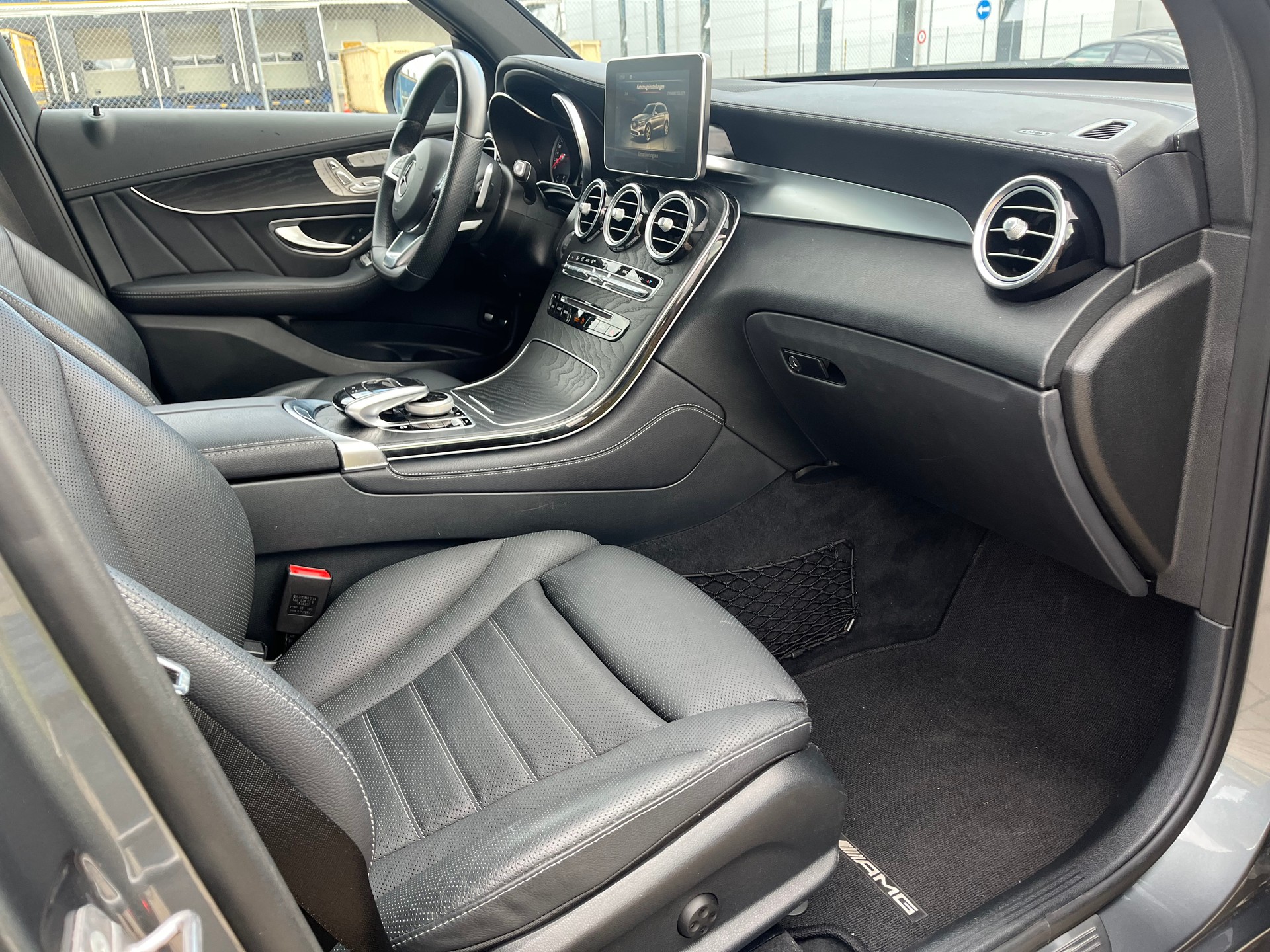 MERCEDES-BENZ GLC 300 4Matic AMG Line 9G-Tronic-image-9