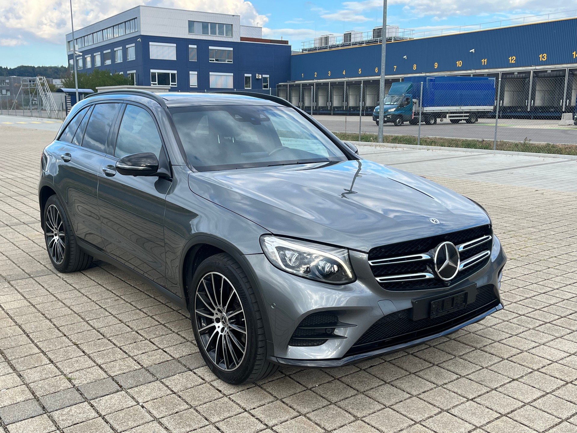 MERCEDES-BENZ GLC 300 4Matic AMG Line 9G-Tronic-image-2