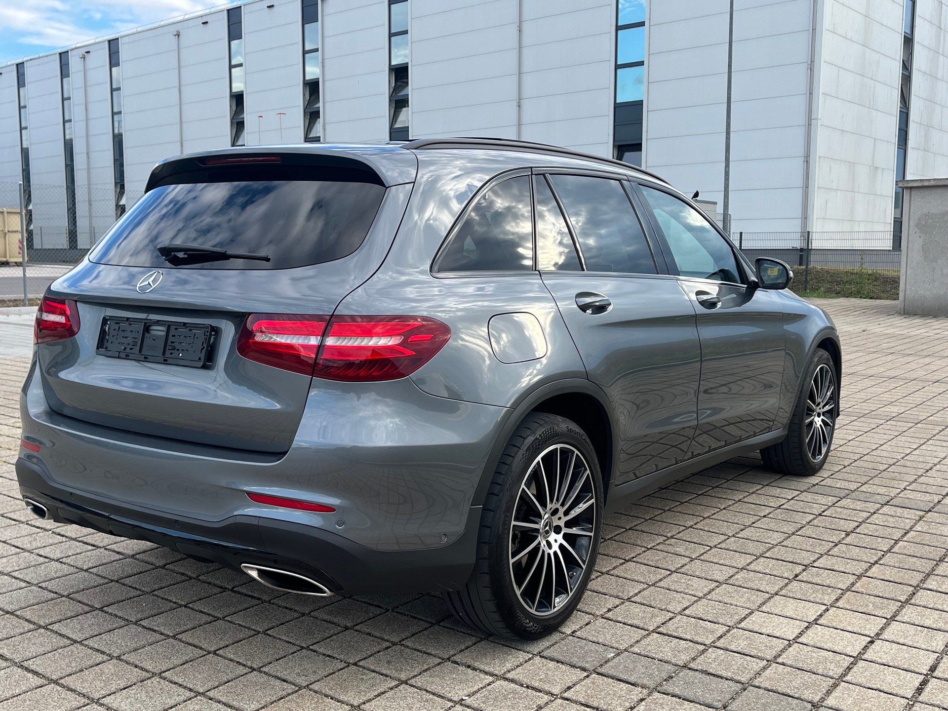 MERCEDES-BENZ GLC 300 4Matic AMG Line 9G-Tronic-image-3