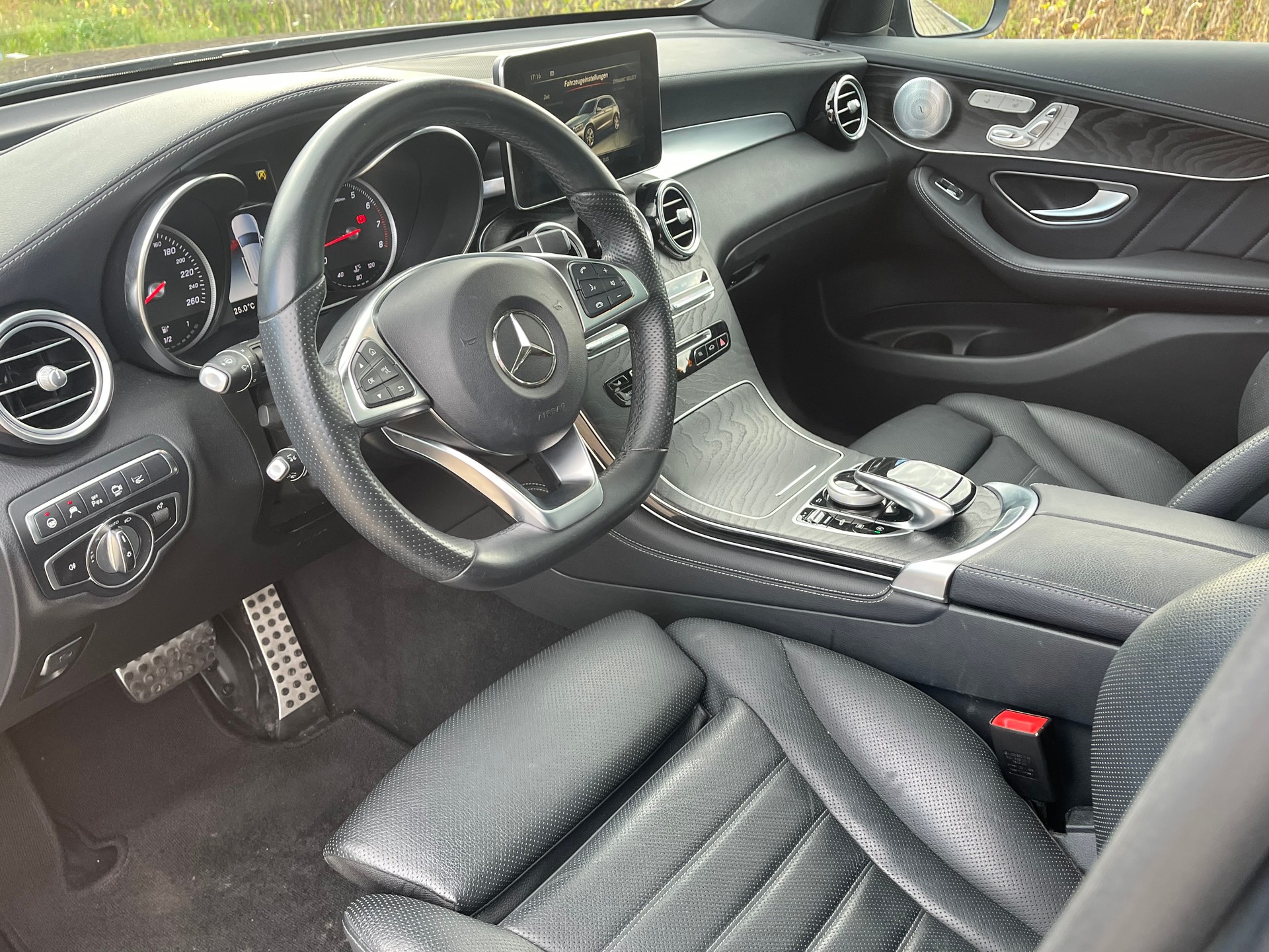 MERCEDES-BENZ GLC 300 4Matic AMG Line 9G-Tronic-image-14