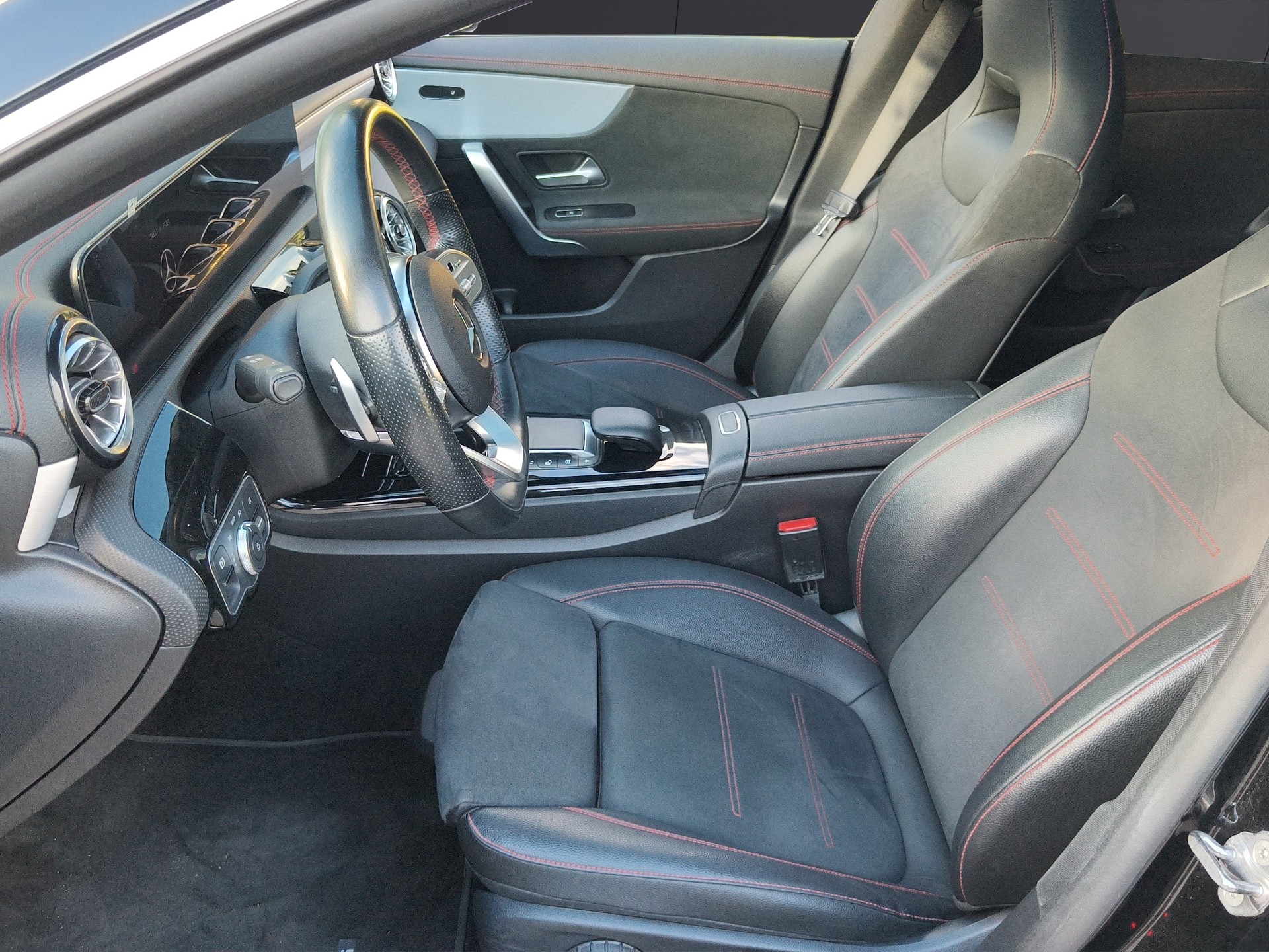 MERCEDES-BENZ CLA Shooting Brake 250 4Matic 7G-DCT AMG Line-image-7