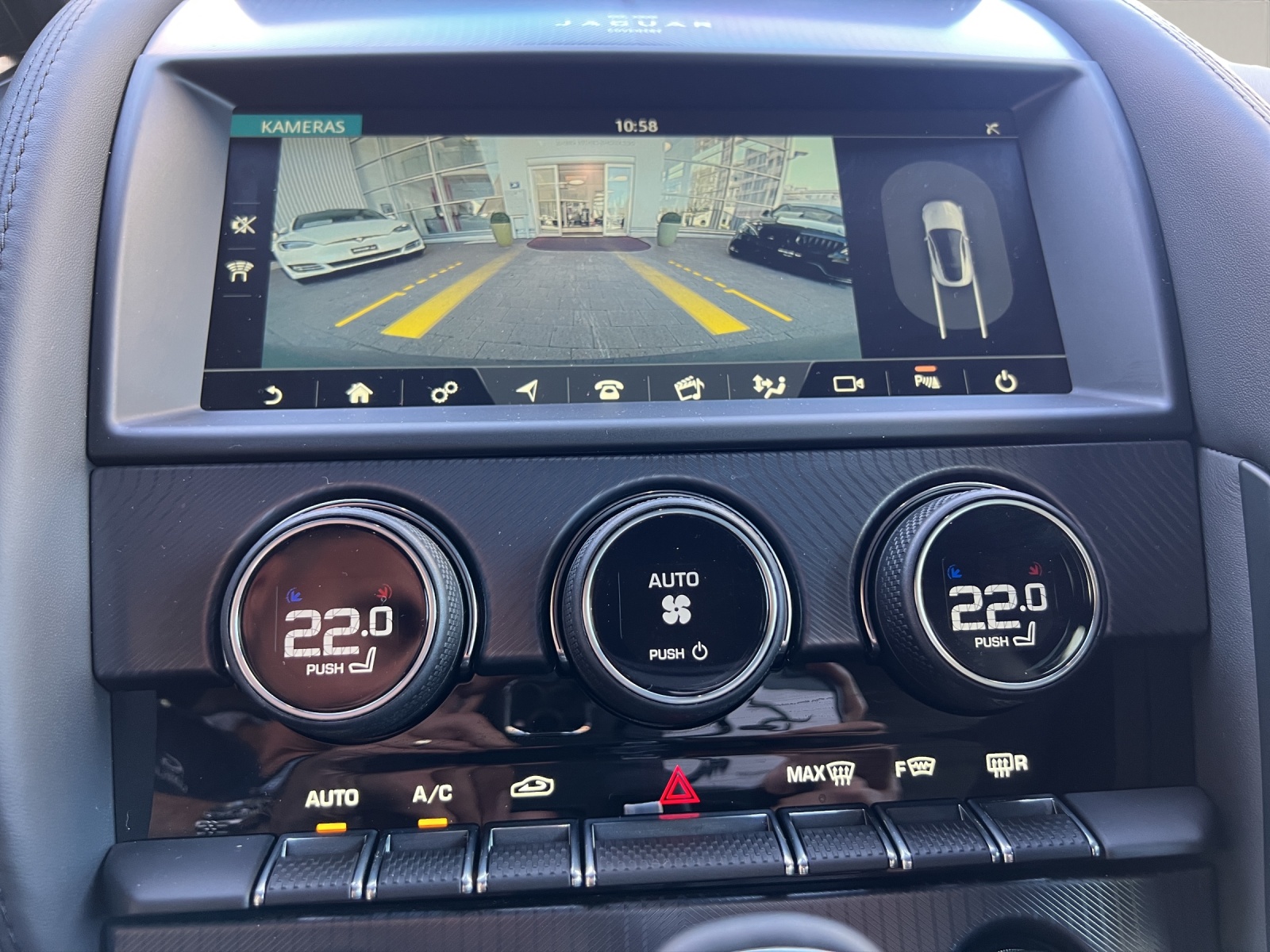JAGUAR F-Type Coupé 2.0 R-Dynamic Black 300PS-image-16