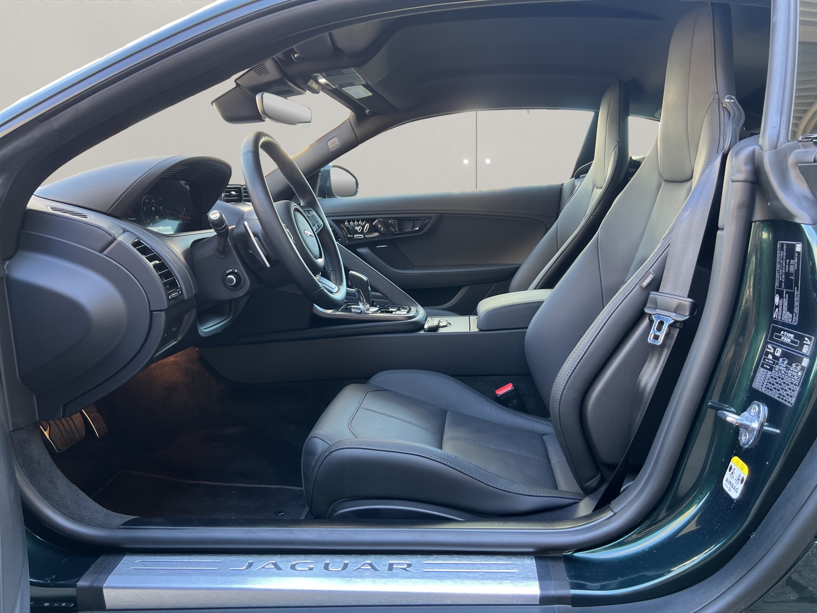 JAGUAR F-Type Coupé 2.0 R-Dynamic Black 300PS-image-9