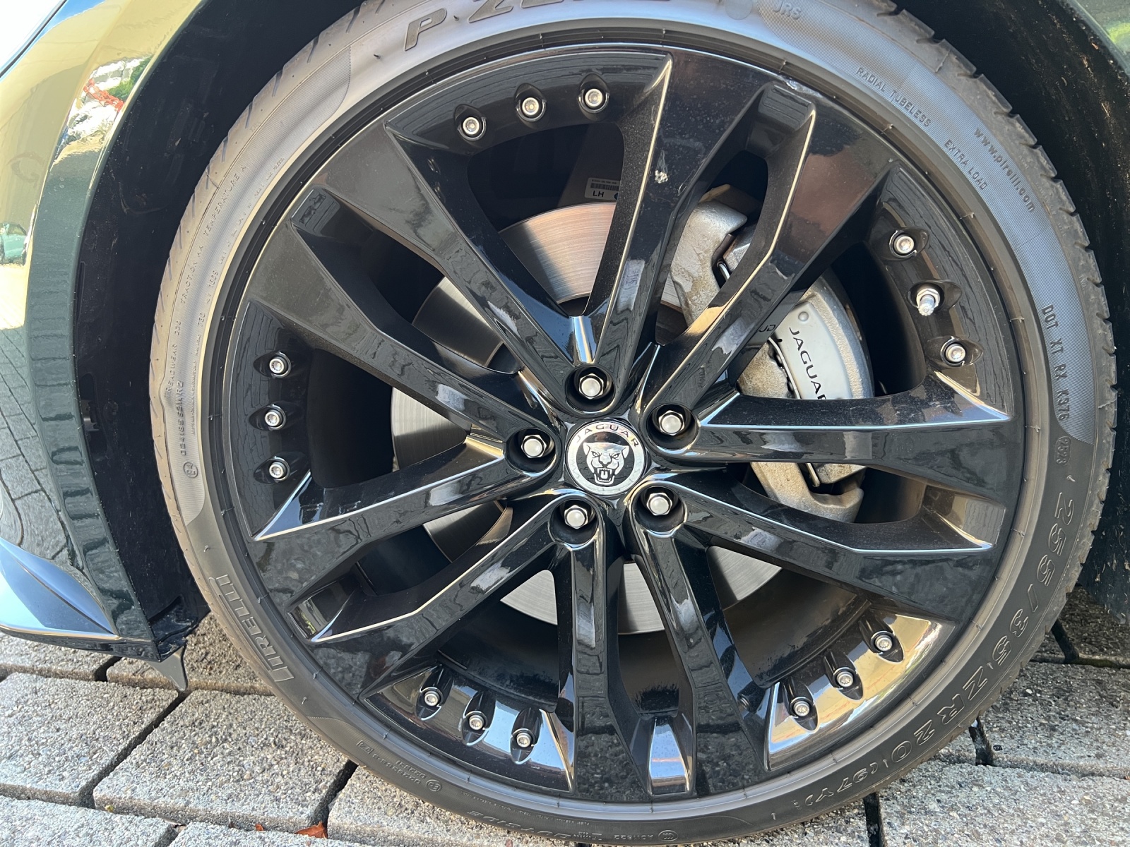 JAGUAR F-Type Coupé 2.0 R-Dynamic Black 300PS-image-22