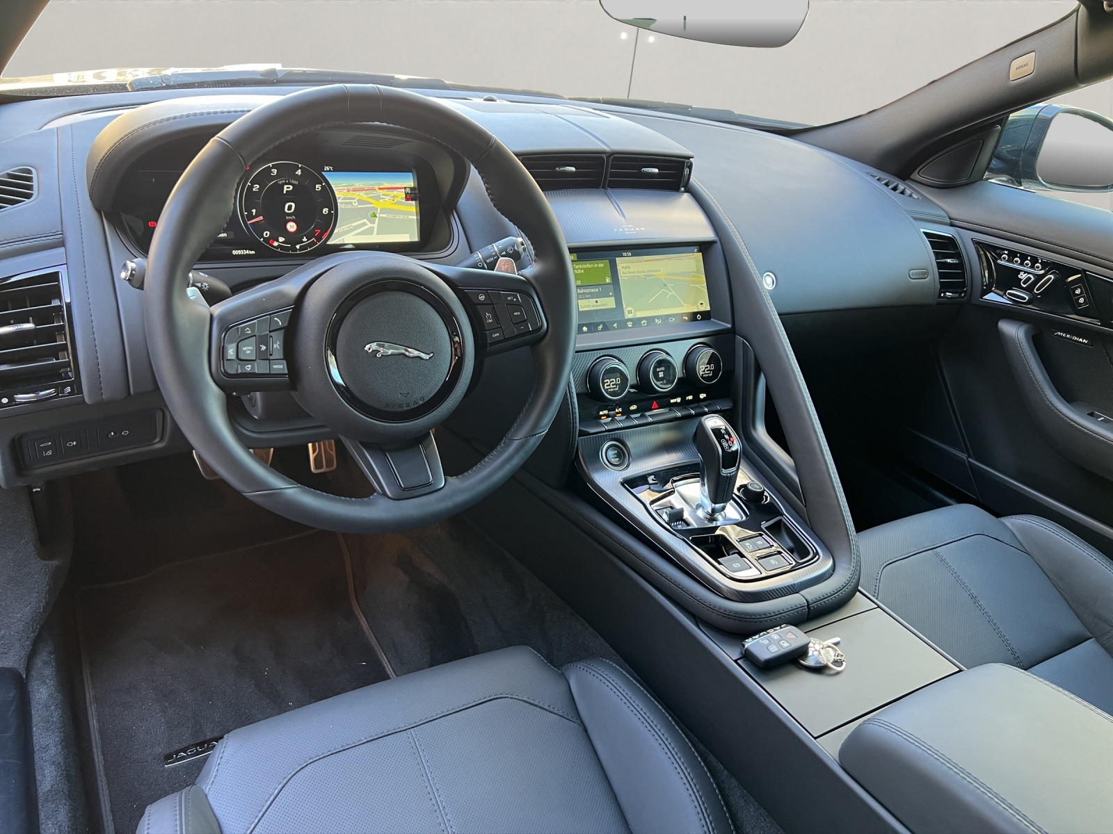 JAGUAR F-Type Coupé 2.0 R-Dynamic Black 300PS-image-7