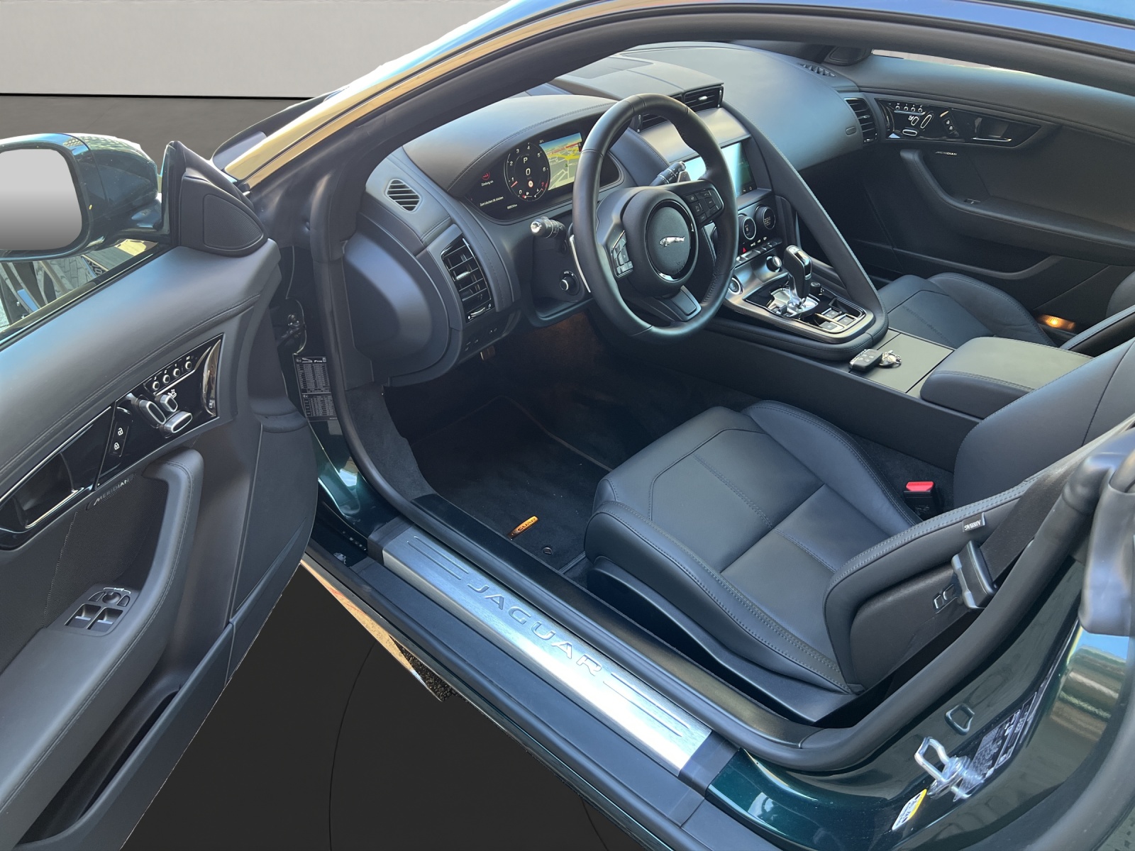 JAGUAR F-Type Coupé 2.0 R-Dynamic Black 300PS-image-8