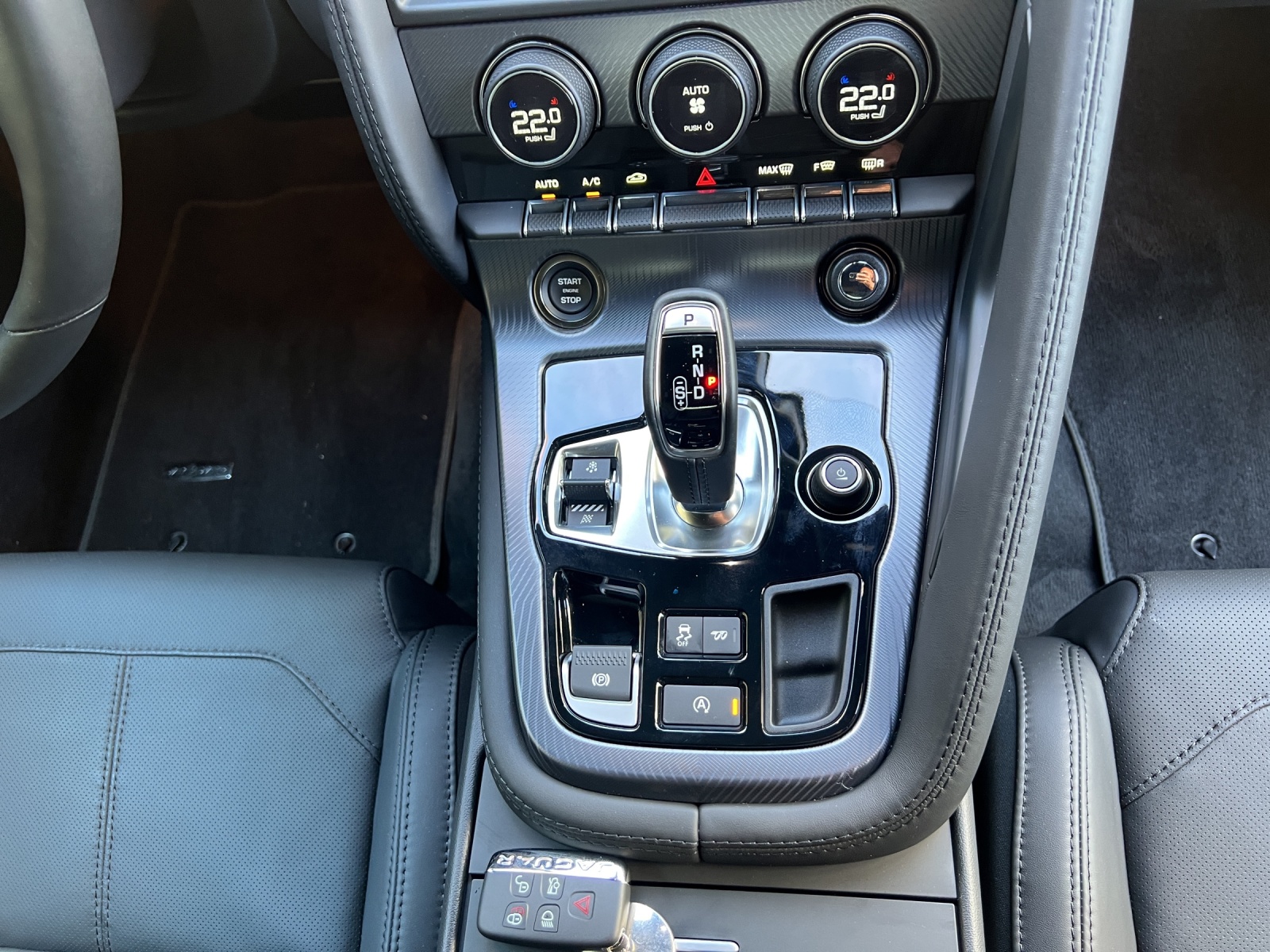 JAGUAR F-Type Coupé 2.0 R-Dynamic Black 300PS-image-17