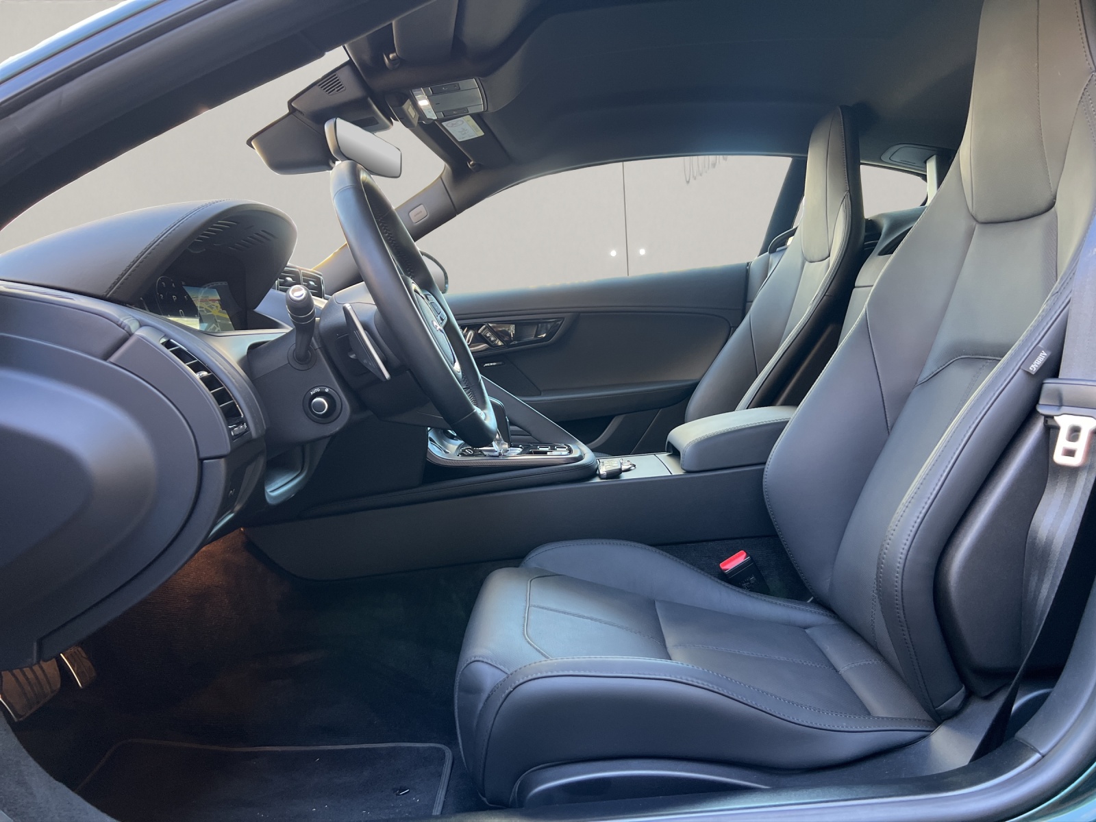 JAGUAR F-Type Coupé 2.0 R-Dynamic Black 300PS-image-10